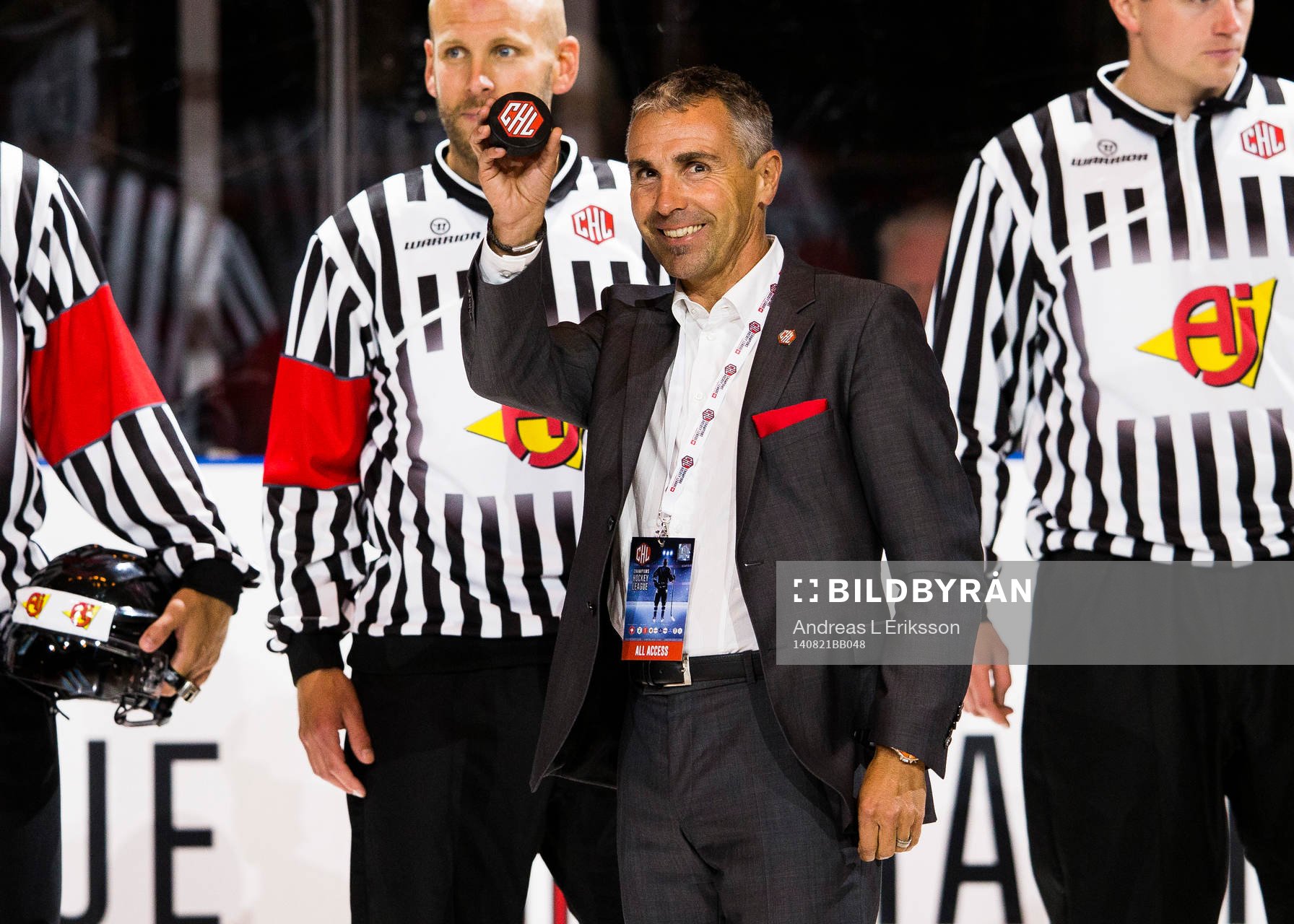 s vd Martin Baumann med matchpucken innan ishockeymatchen i