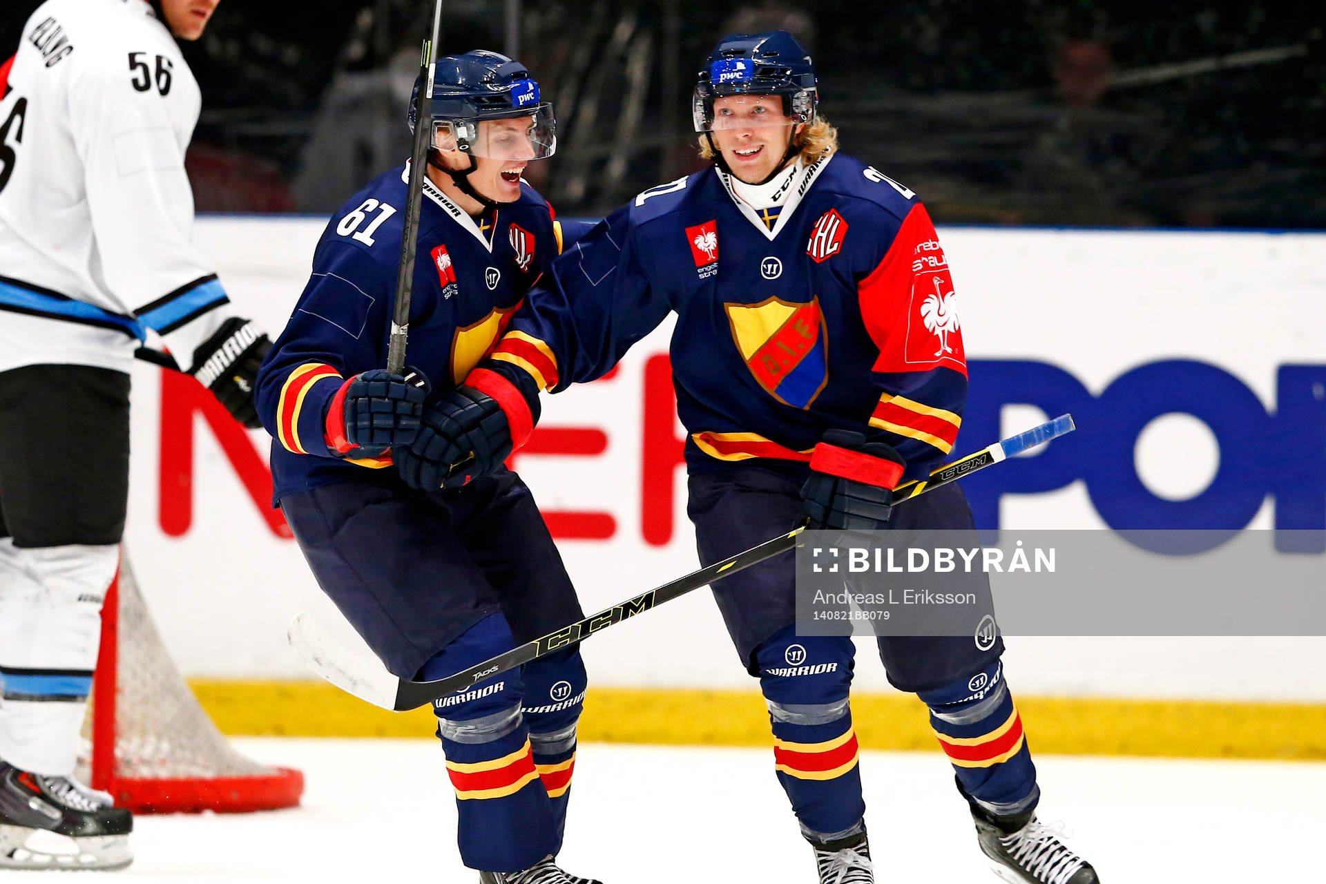Djurgårdens Markus Ljungh gratulerar Nicklas Heinerö som