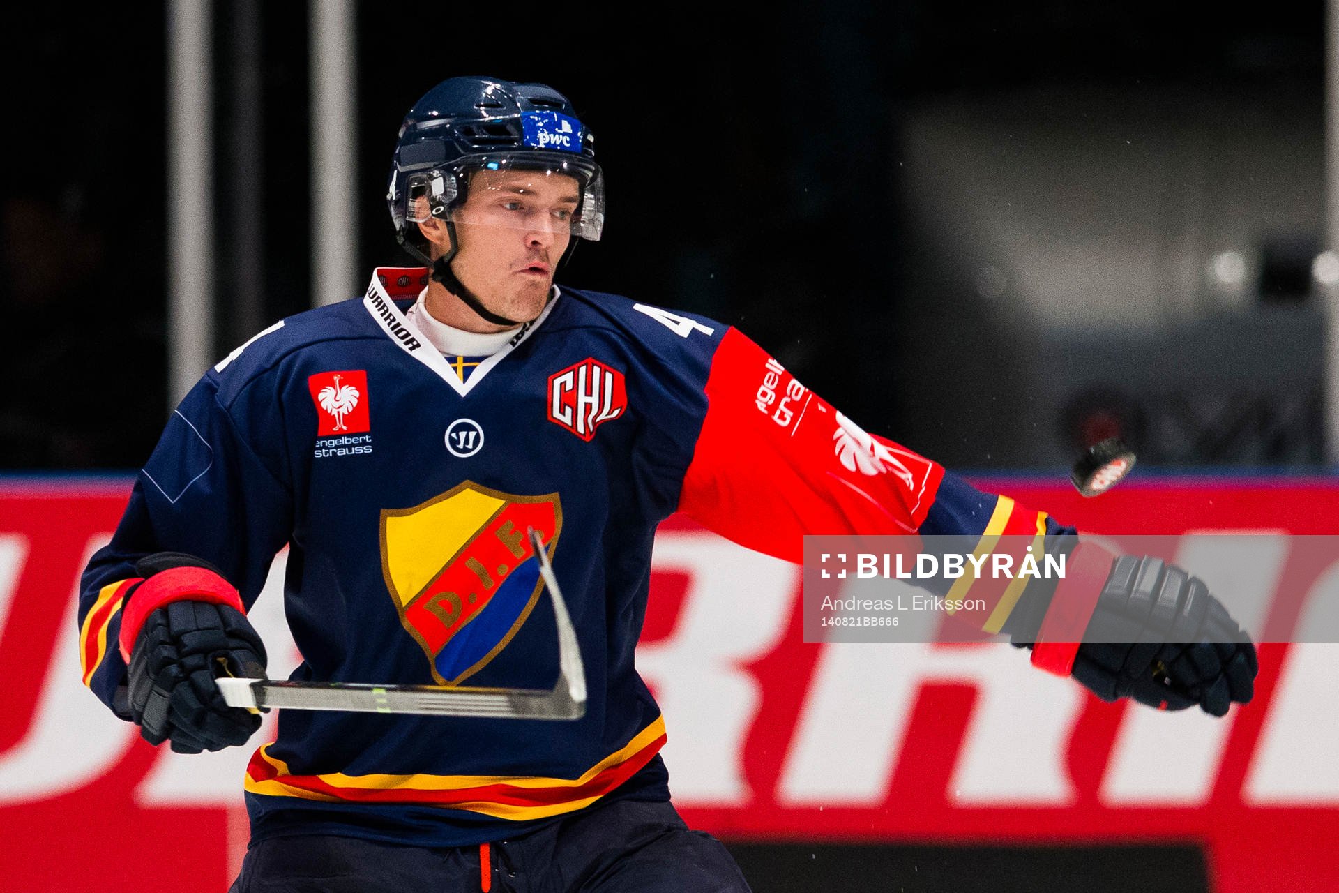Djurgårdens Marcus Högström tar ner pucken