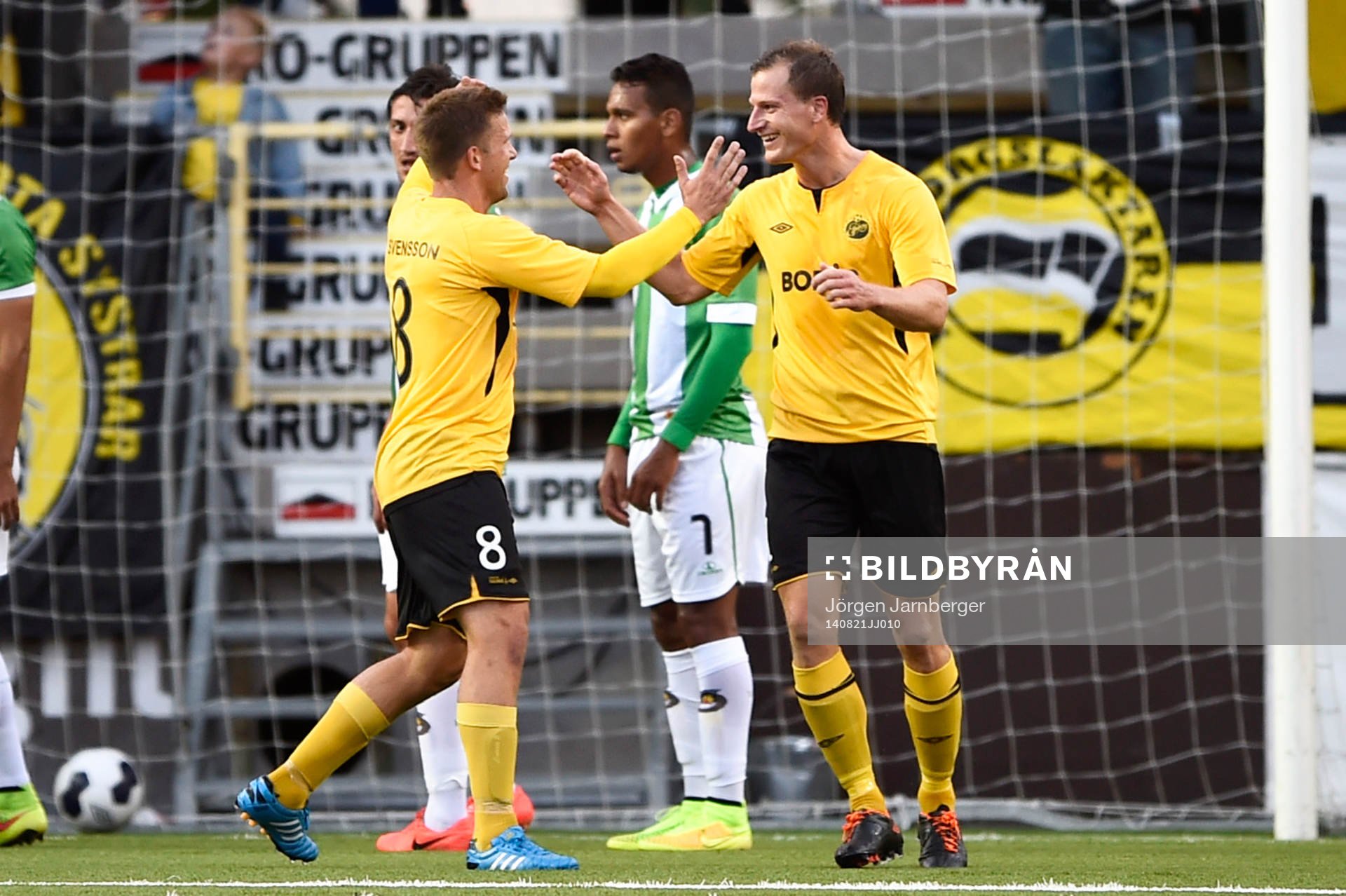 Elfsborgs Daniel Mobaeck (th) firas av Anders Svensson