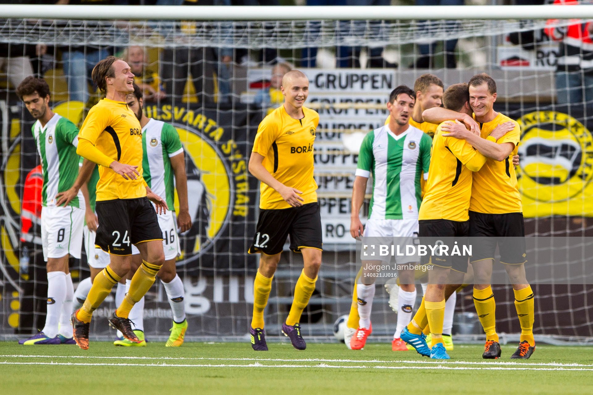 Elfsborgs Daniel Mobaeck jublar och kramas om av Anders