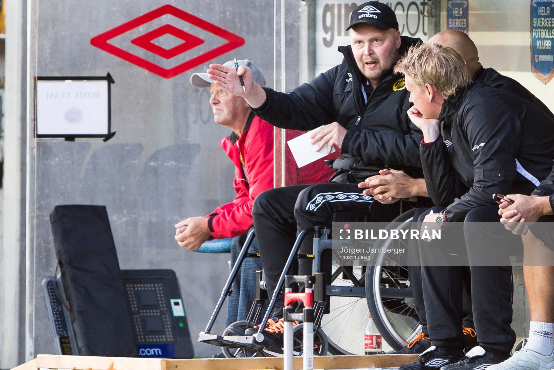Elfsborgs manager Klas Ingesson i diskussion med tränare