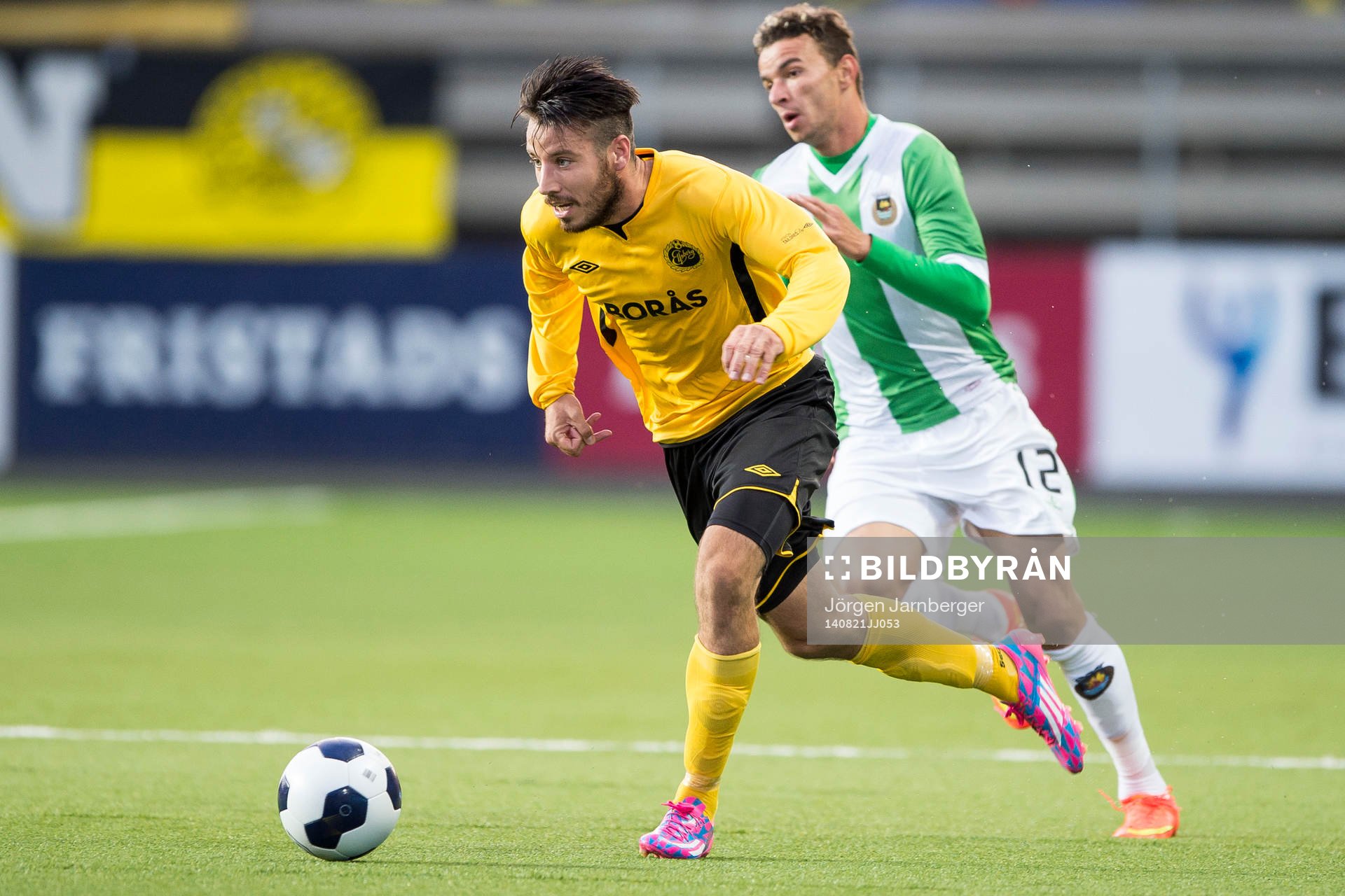 Elfsborgs Mikkel Beckmann jagas av Rio Aves Lionn