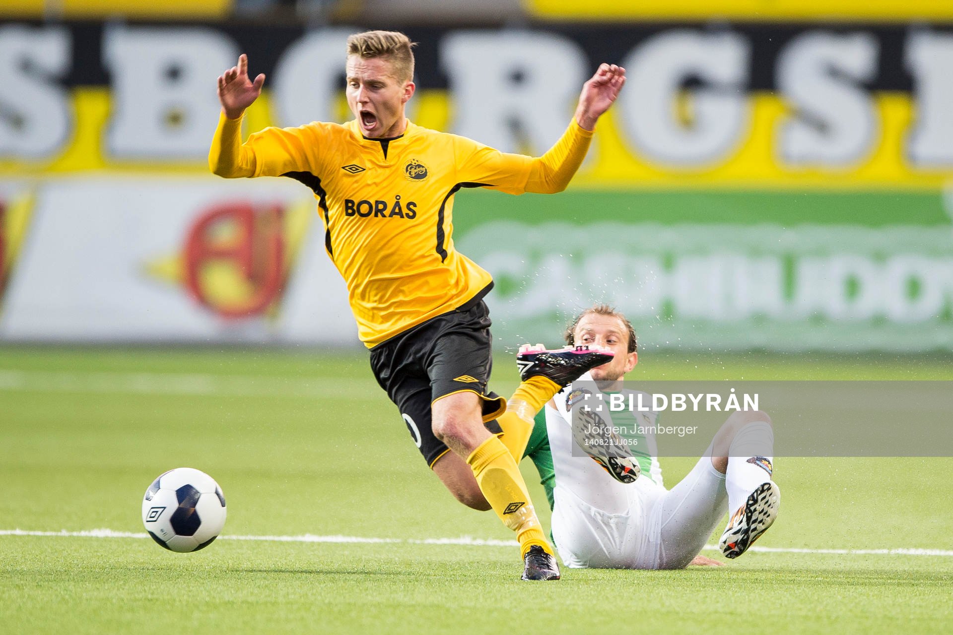 Rio Aves Renan Bressan drar ner Elfsborgs Adam Lundqvist under fotbollsmatchen i Europa league mellan IF Elfsborg och Rio Ave FC den 21 juli 2014 i Borås.