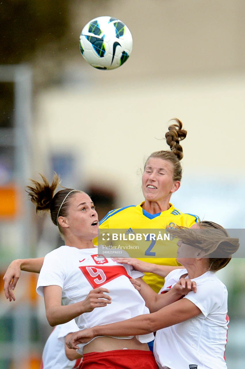 Polens Ewa Pajor och Weronika Aszkielowicz i nickduell med