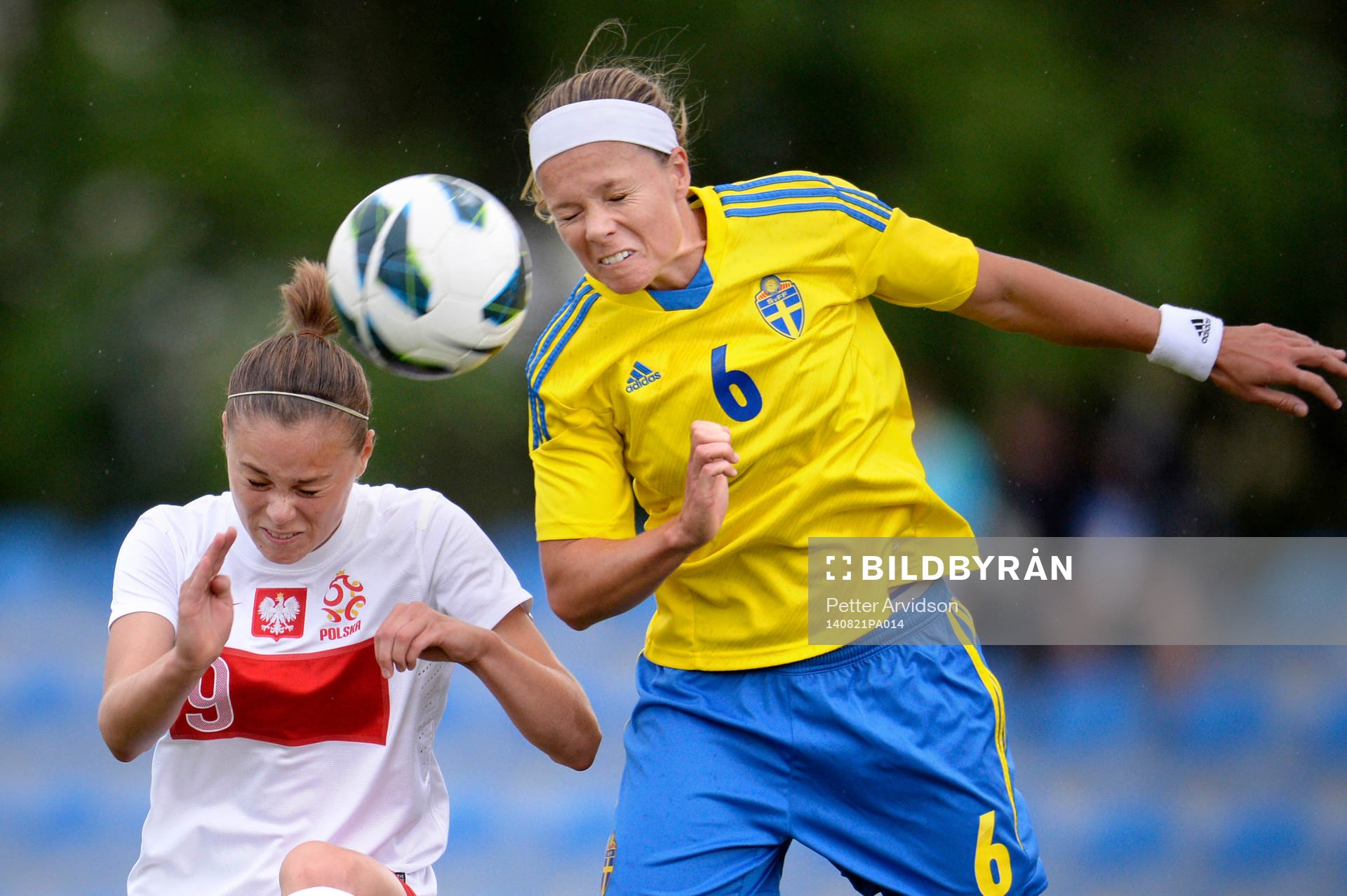 Polens Ewa Pajor och Sveriges Sara Thunebro i nickduell