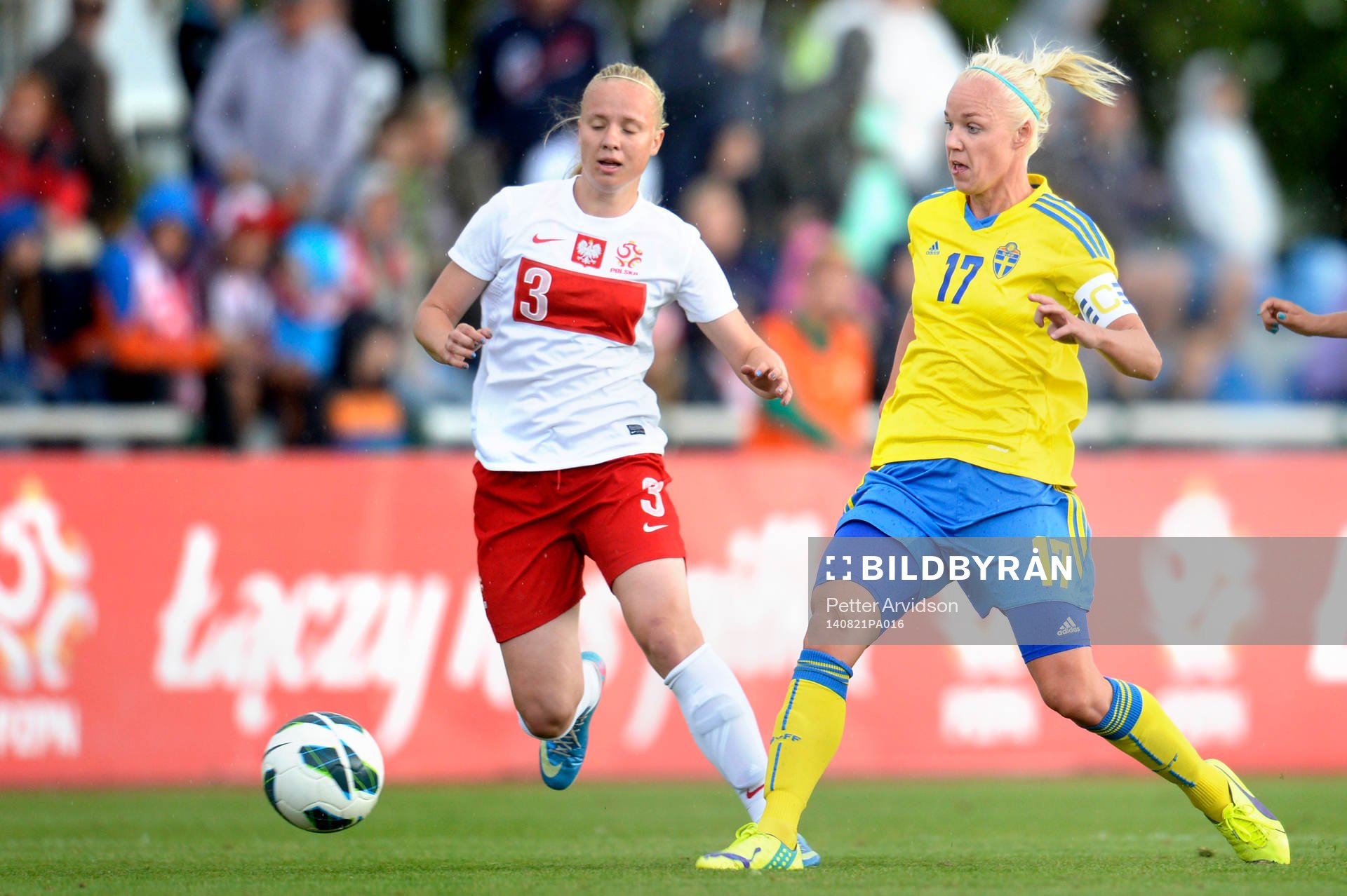 Sveriges Caroline Seger jagas av Polens Paulina Dudek