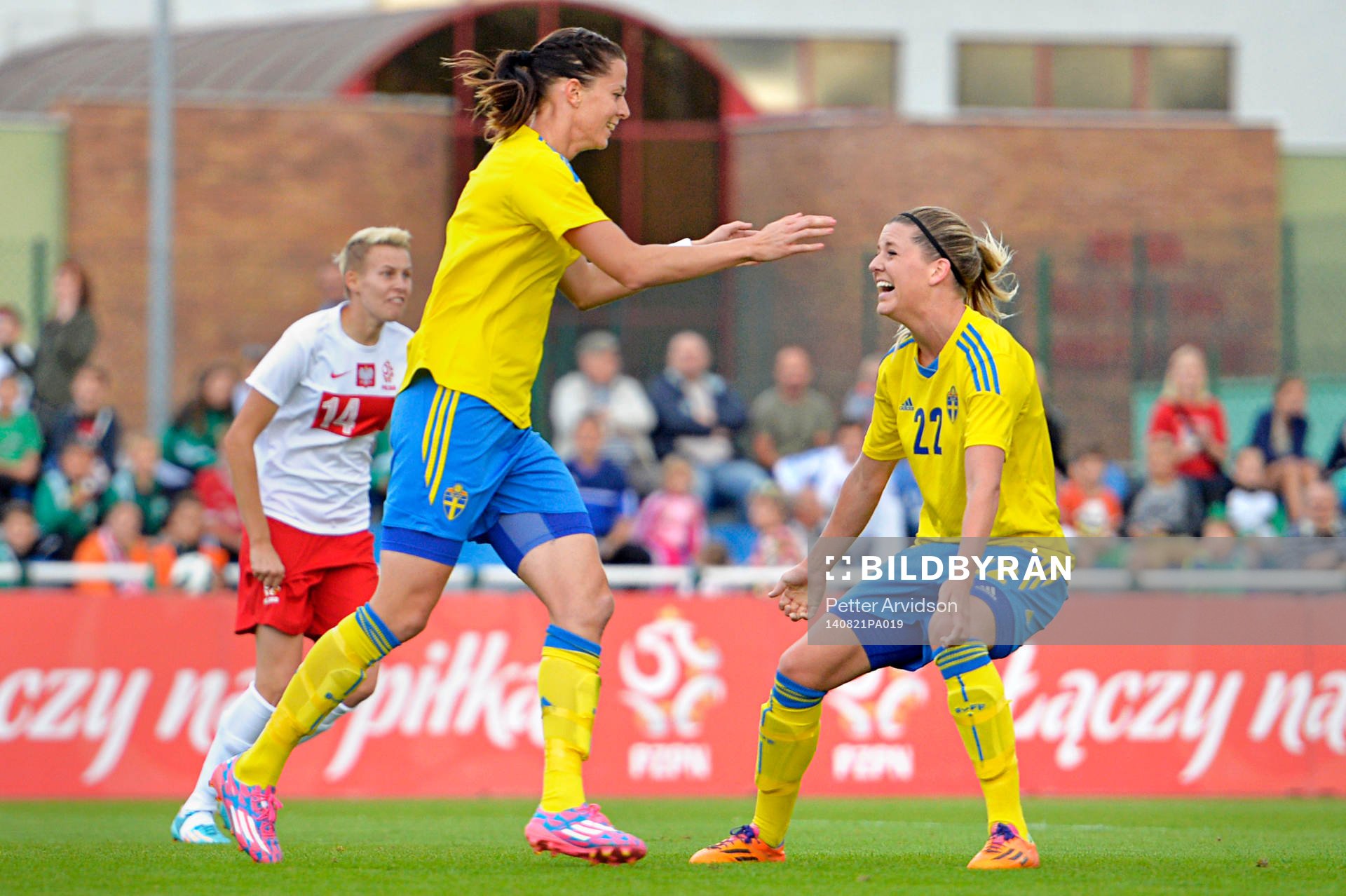 Sveriges Lotta Schelin jublar med Olivia Schough