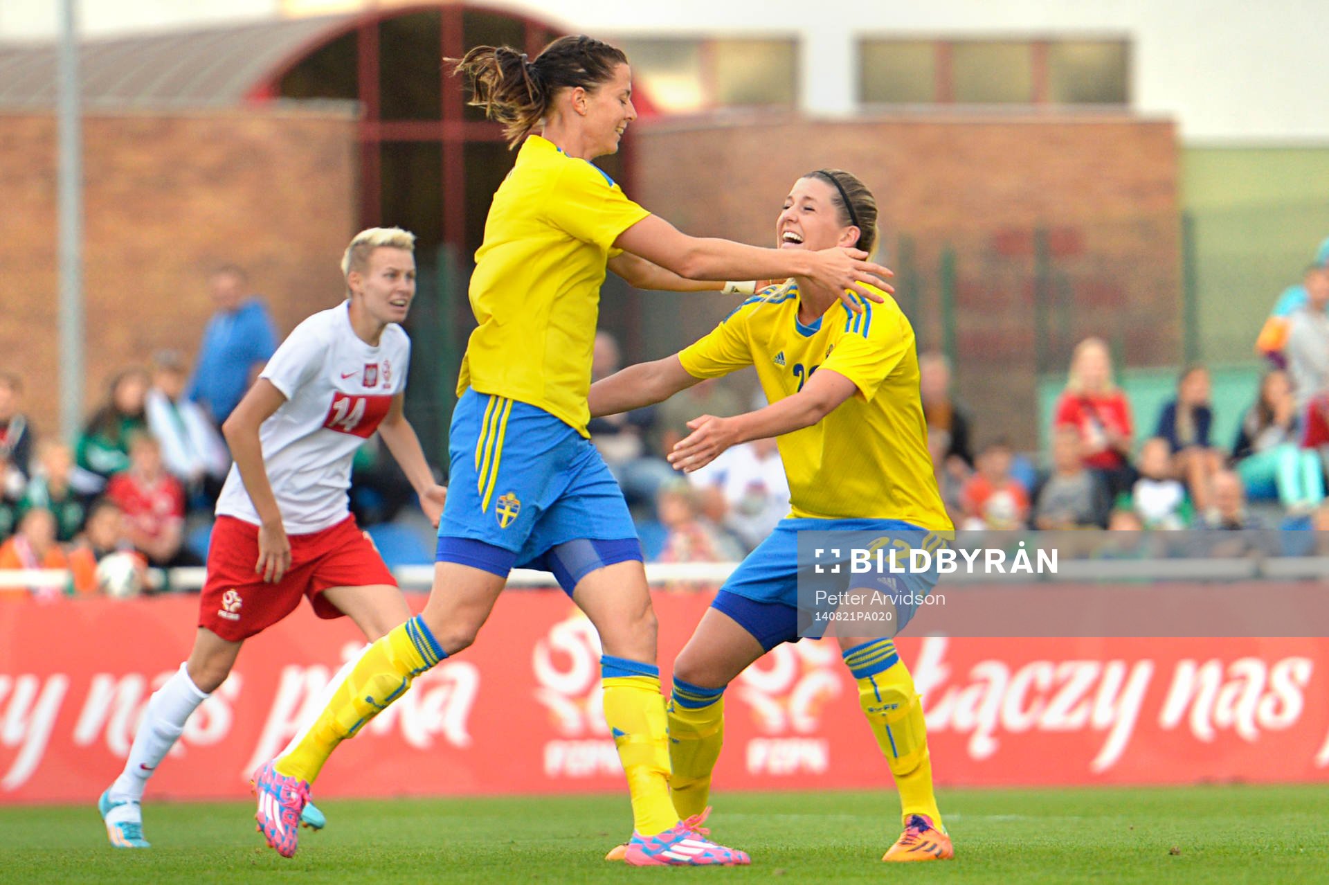 Sveriges Lotta Schelin jublar med Olivia Schough