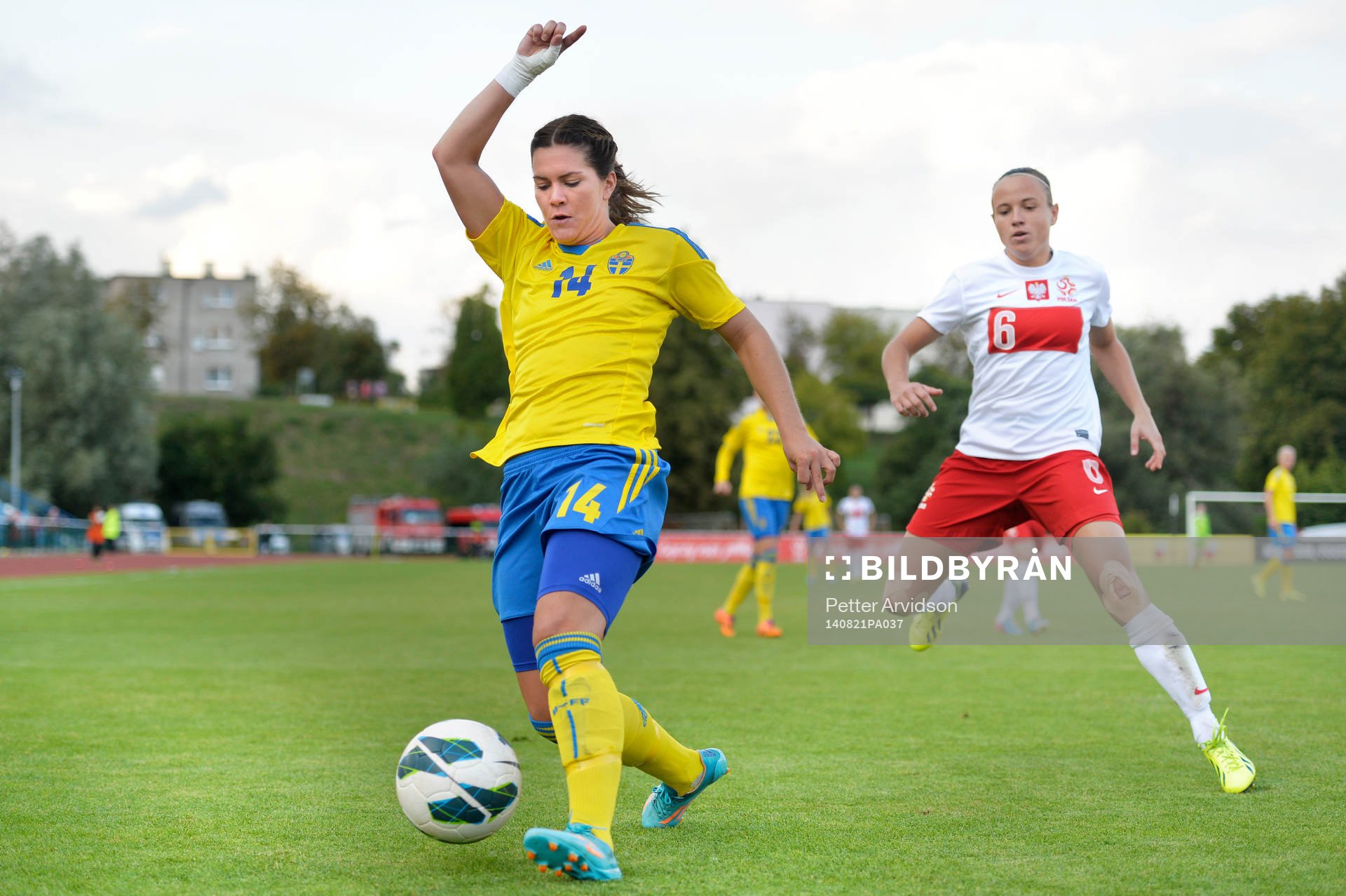 Sveriges Hanna Folkesson och Polens Joanna Plonowska under fotbollsmatchen i VM-kvalet mellan Polen och Sverige den 21 augusti 2014 i Starogard Gdansk.