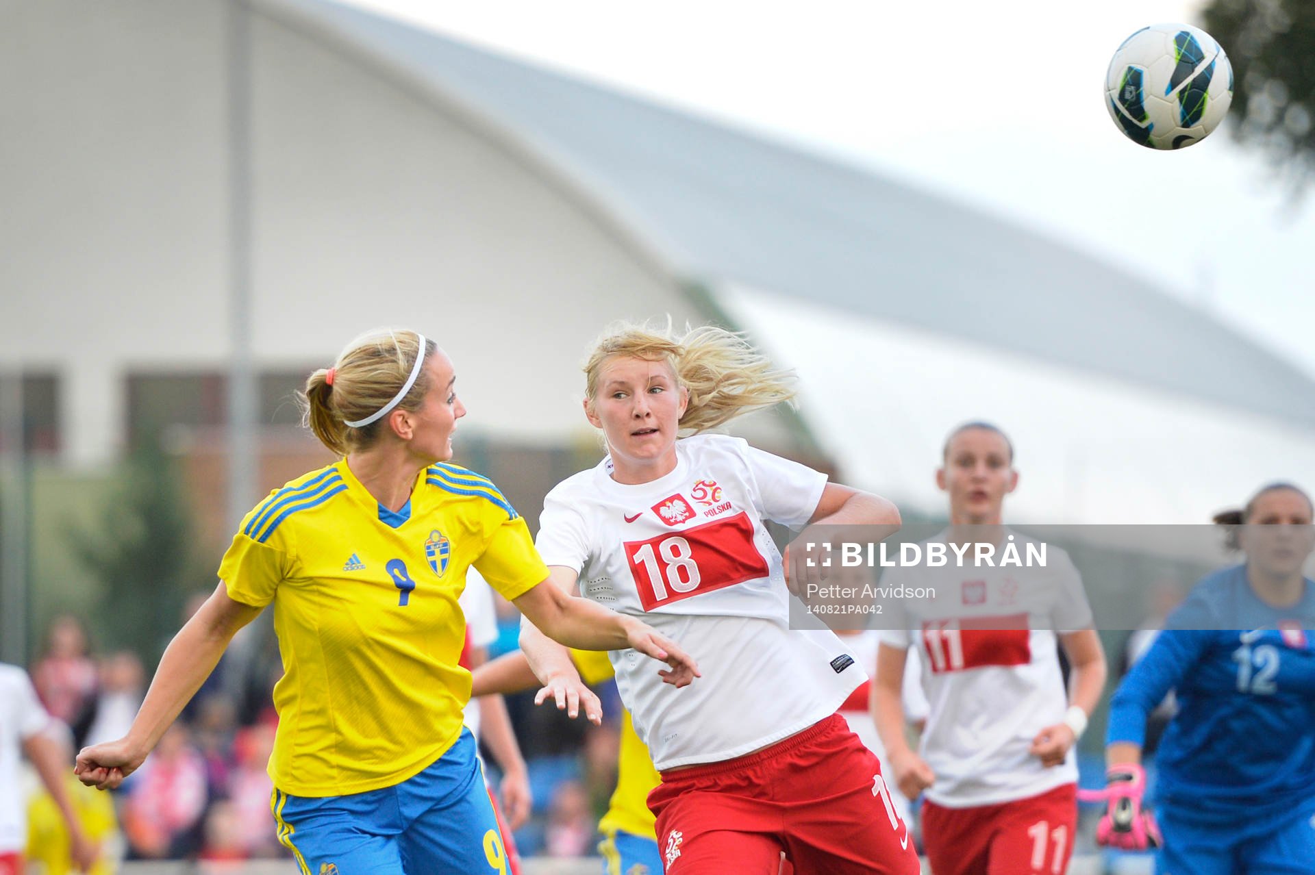 Sveriges Kosovare Asllani gör 0-2 på nick under fotbollsmatchen i VM-kvalet mellan Polen och Sverige den 21 augusti 2014 i Starogard Gdansk.