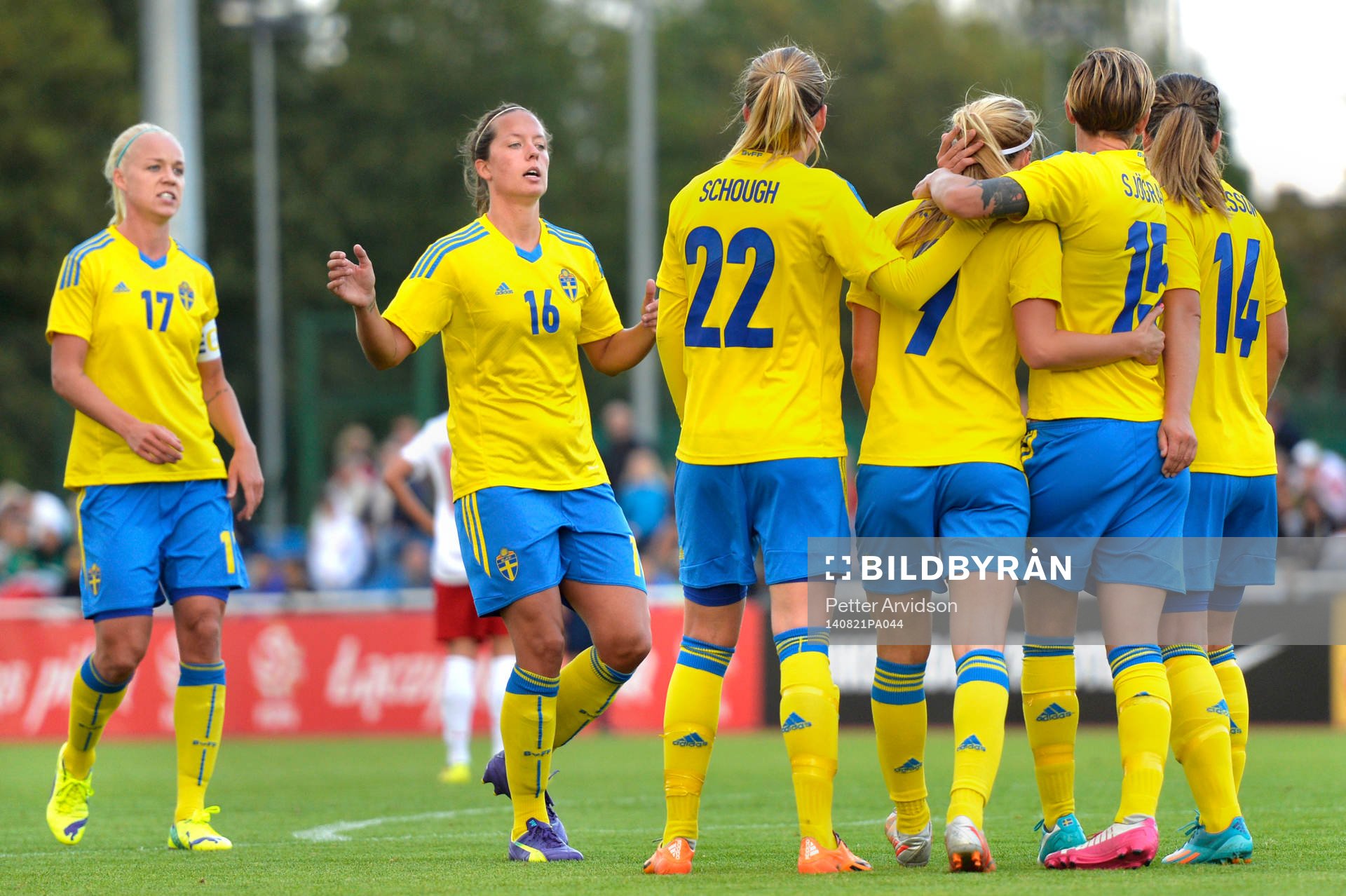 Sveriges spelare kramar om varandra efter Kosovare Asllani gjort 0-2 under fotbollsmatchen i VM-kvalet mellan Polen och Sverige den 21 augusti 2014 i Starogard Gdansk.