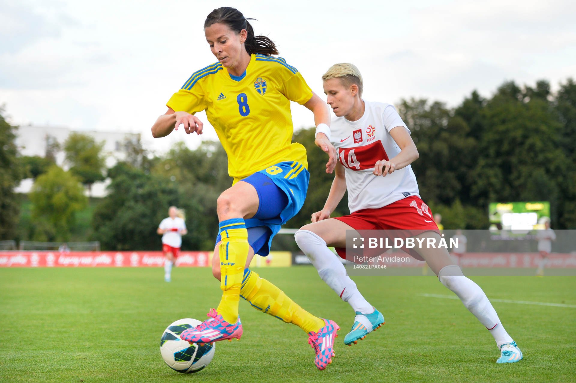 Sveriges Lotta Schelin jagas av Polens Jolanta Siwinska
