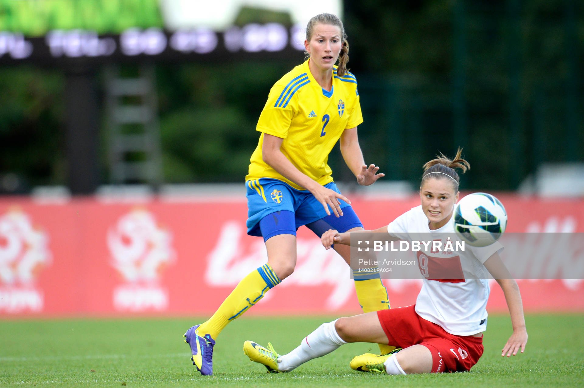 veriges Emma Berglund och Polens Ewa Pajor i kamp om bollen under fotbollsmatchen i VM-kvalet mellan Polen och Sverige den 21 augusti 2014 i Starogard Gdansk.
