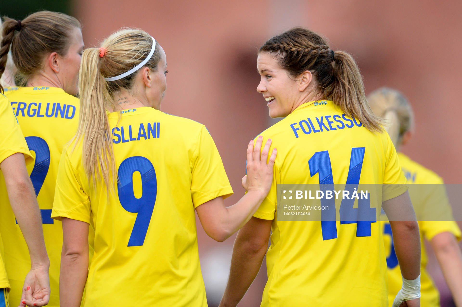 Sveriges Hanna Folkesson och Kosovare Asllani jublar