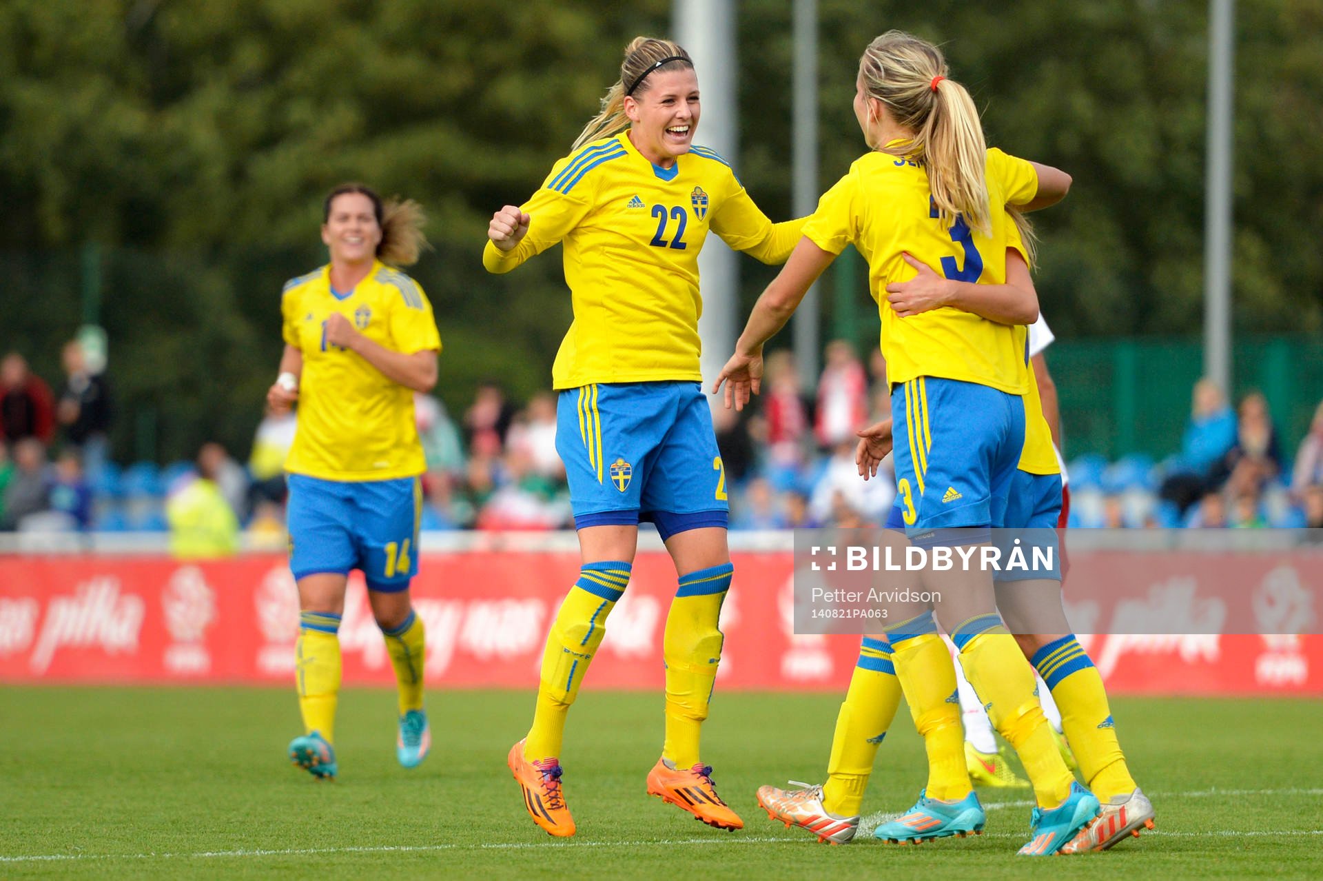 Sveriges Linda Sembrant (th) jublar med Olivia Schough