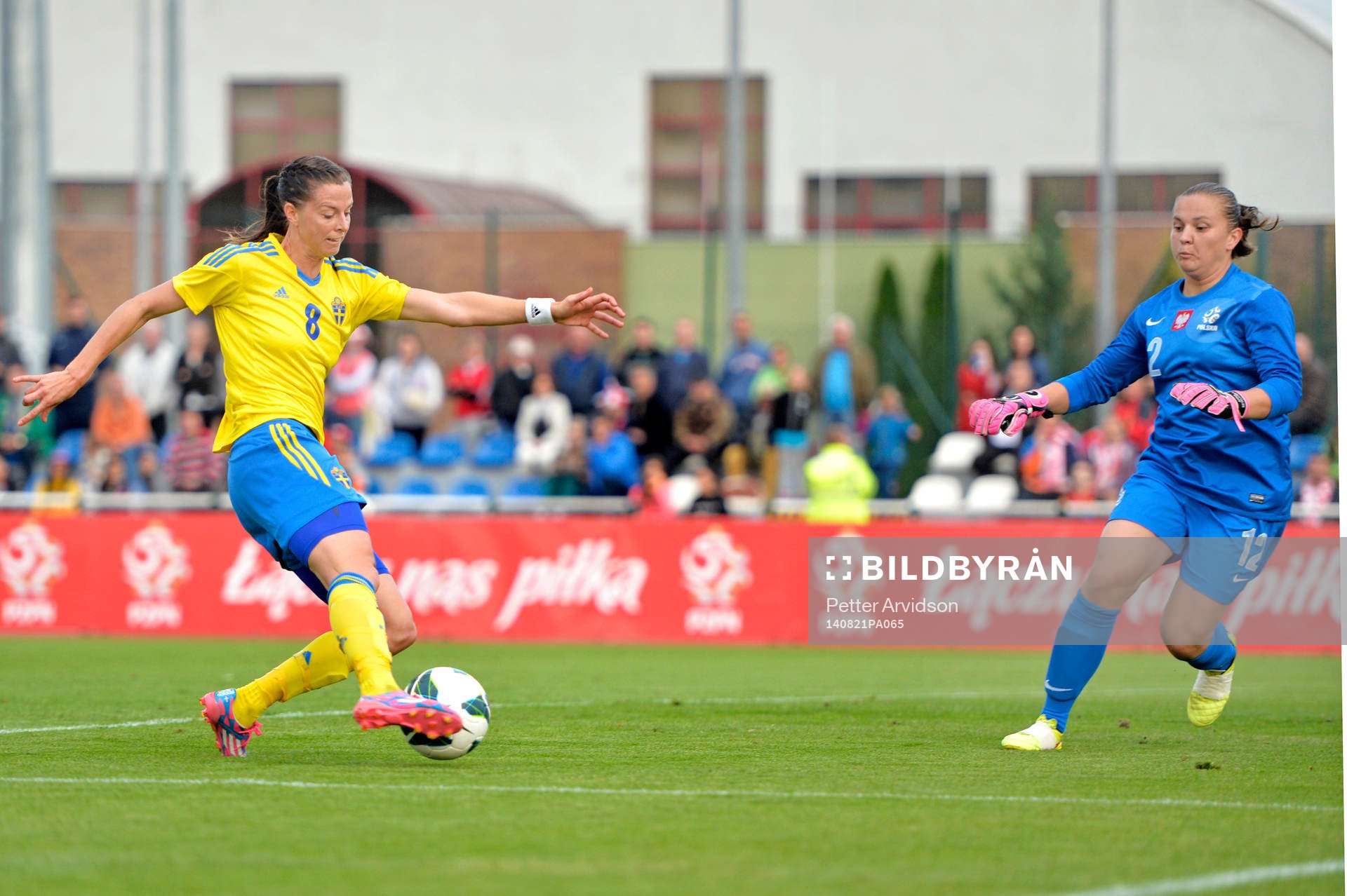 Sveriges Lotta Schelin gör 0-3 bakom Polens målvakt Anna