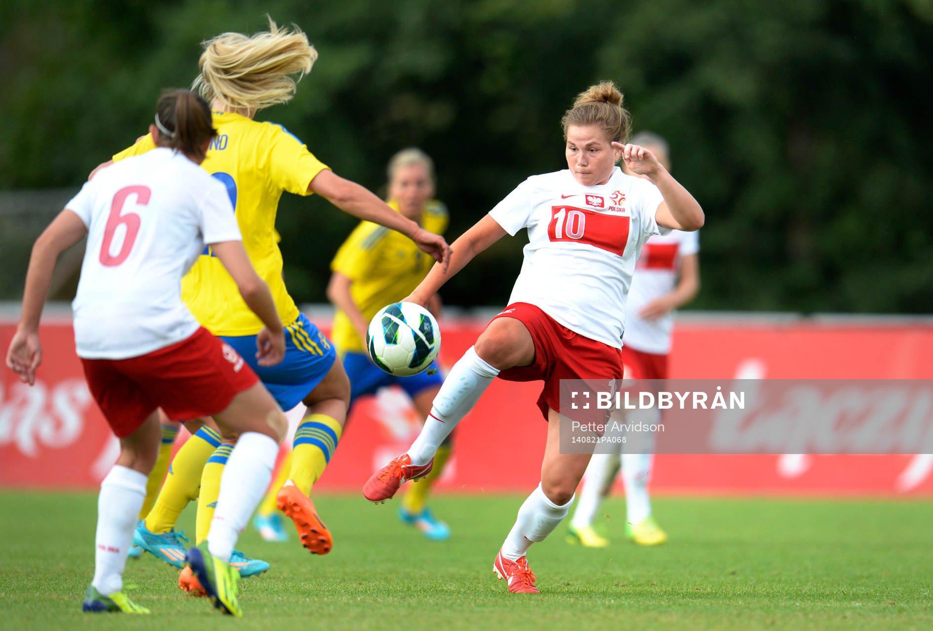 Polens Evelyn Nicinski under fotbollsmatchen i VM-kvalet mellan Polen och Sverige den 21 augusti 2014 i Starogard Gdansk.