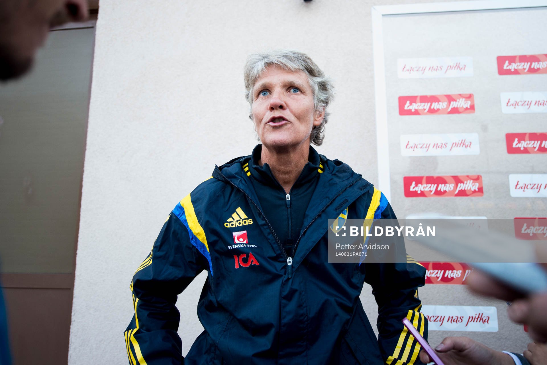 Sveriges förbundskapten Pia Sundhage svarar på frågor från media angående hennes relation till Sveriges anfallare Kosovare Asllani under fotbollsmatchen i VM-kvalet mellan Polen och Sverige den 21 augusti 2014 i Starogard Gdansk.