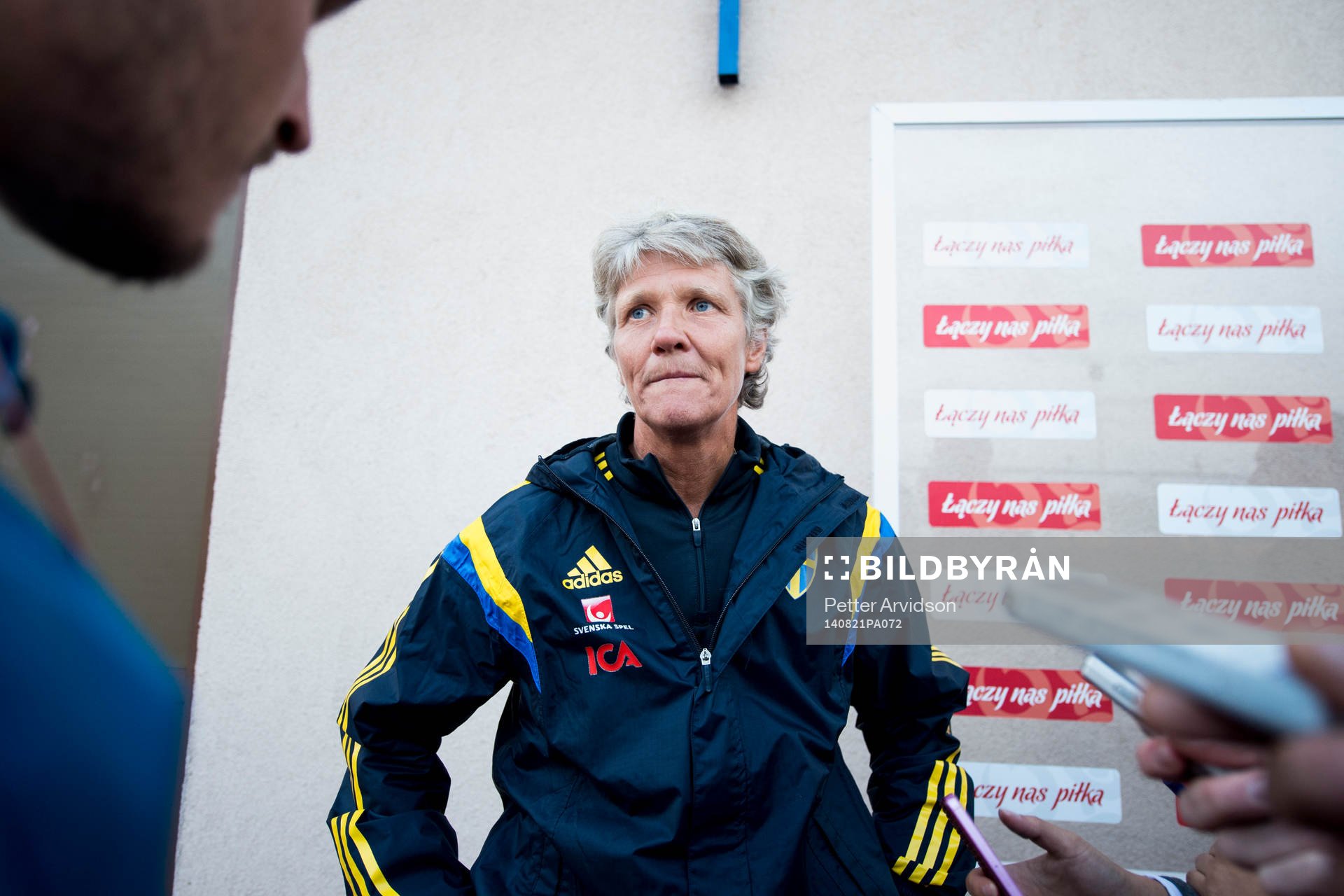 Sveriges förbundskapten Pia Sundhage svarar på frågor från media angående hennes relation till Sveriges anfallare Kosovare Asllani under fotbollsmatchen i VM-kvalet mellan Polen och Sverige den 21 augusti 2014 i Starogard Gdansk.