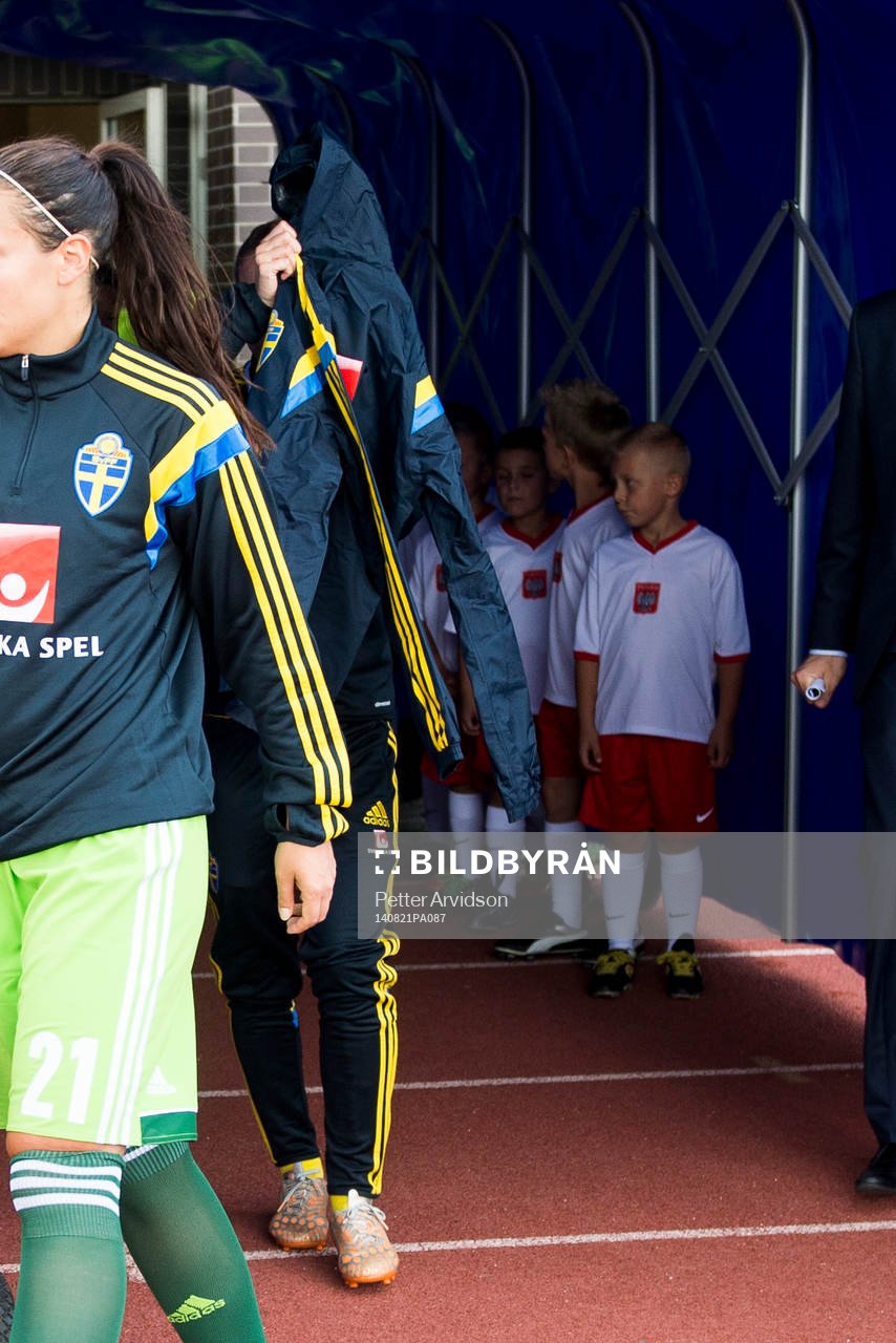 Sveriges Kosovare Asllani döljer sitt ansikte med en jacka