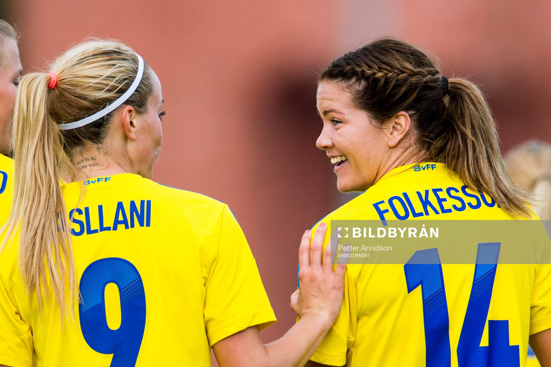 Sveriges Kosovare Asllani och Hanna Folkesson är glada