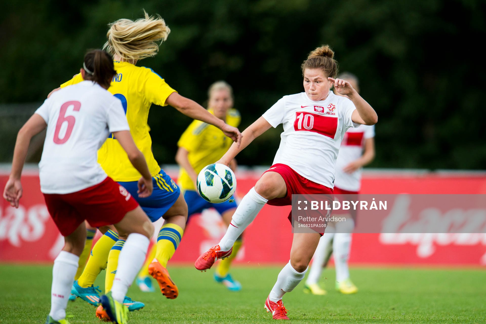 Polens Evelyn Nicinski och Sveriges Emma Lundh under fotbollsmatchen i VM-kvalet mellan Polen och Sverige den 21 augusti 2014 i Starogard Gdansk.