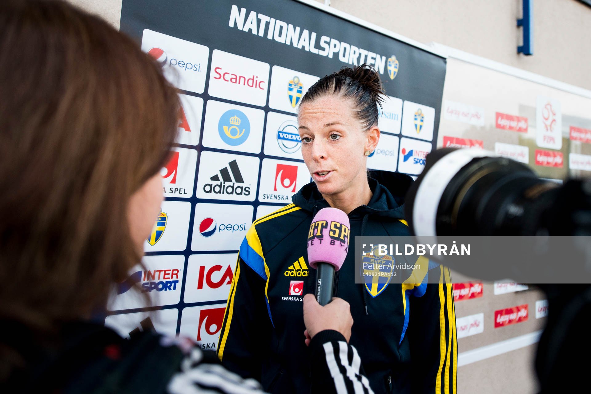 Sveriges Lotta Schelin gör en TV-intervju med Sportbladet