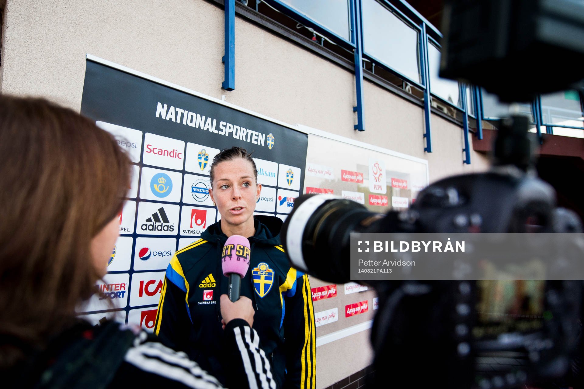 Sveriges Lotta Schelin gör en TV-intervju med Sportbladet