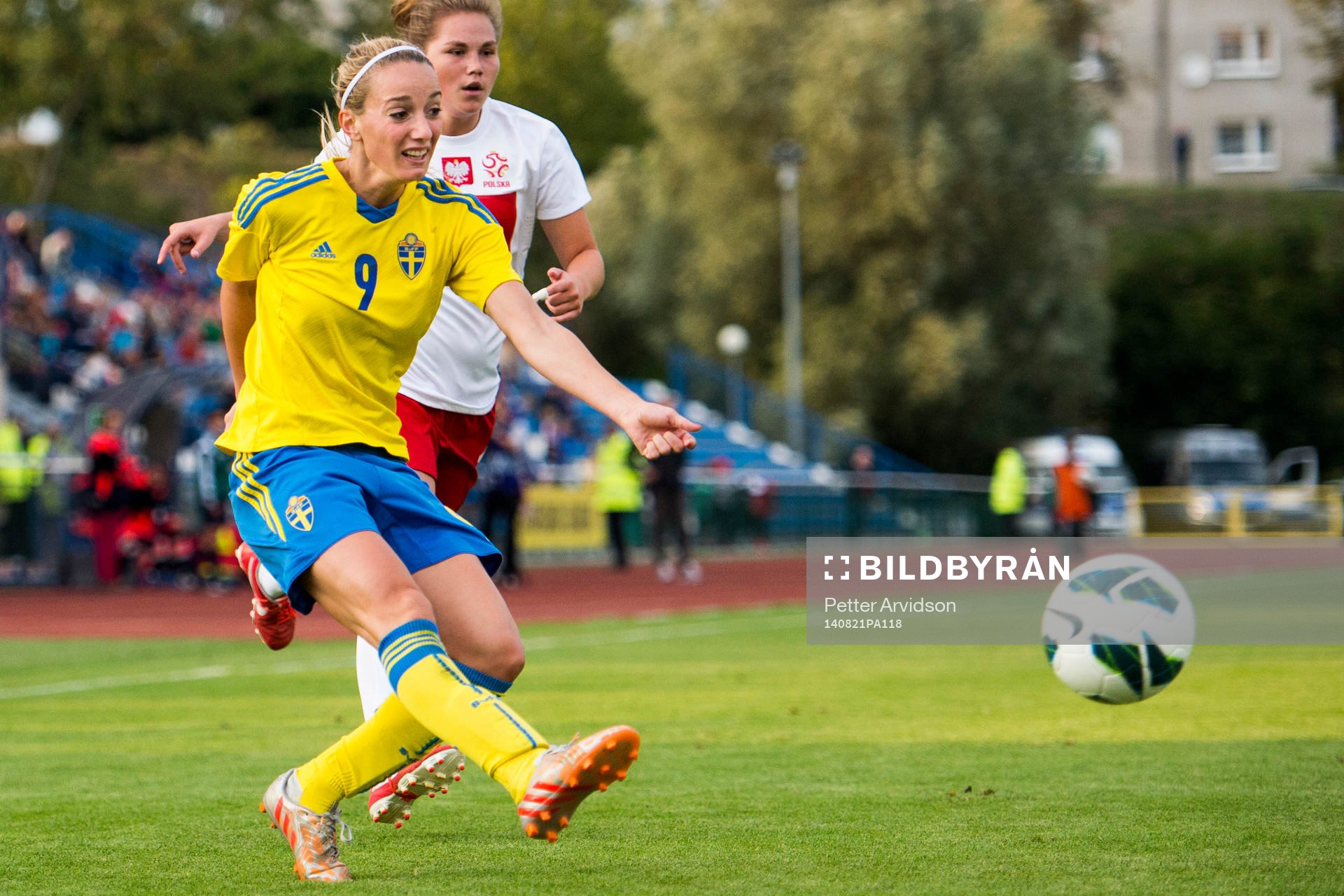 Sveriges Kosovare Asllani och Polens Evelyn Nicinski under fotbollsmatchen i VM-kvalet mellan Polen och Sverige den 21 augusti 2014 i Starogard Gdansk.