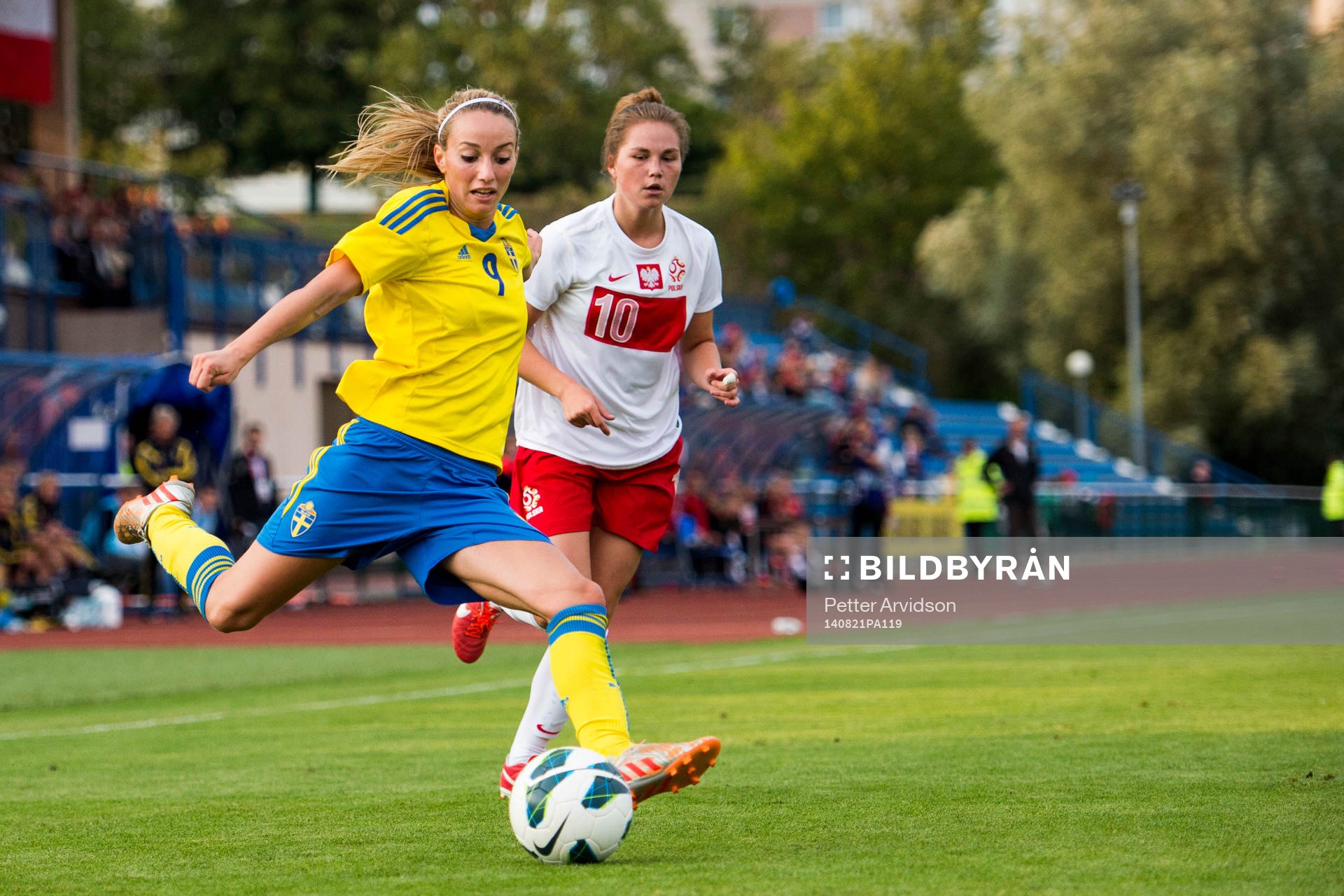 Sveriges Kosovare Asllani och Polens Evelyn Nicinski under fotbollsmatchen i VM-kvalet mellan Polen och Sverige den 21 augusti 2014 i Starogard Gdansk.