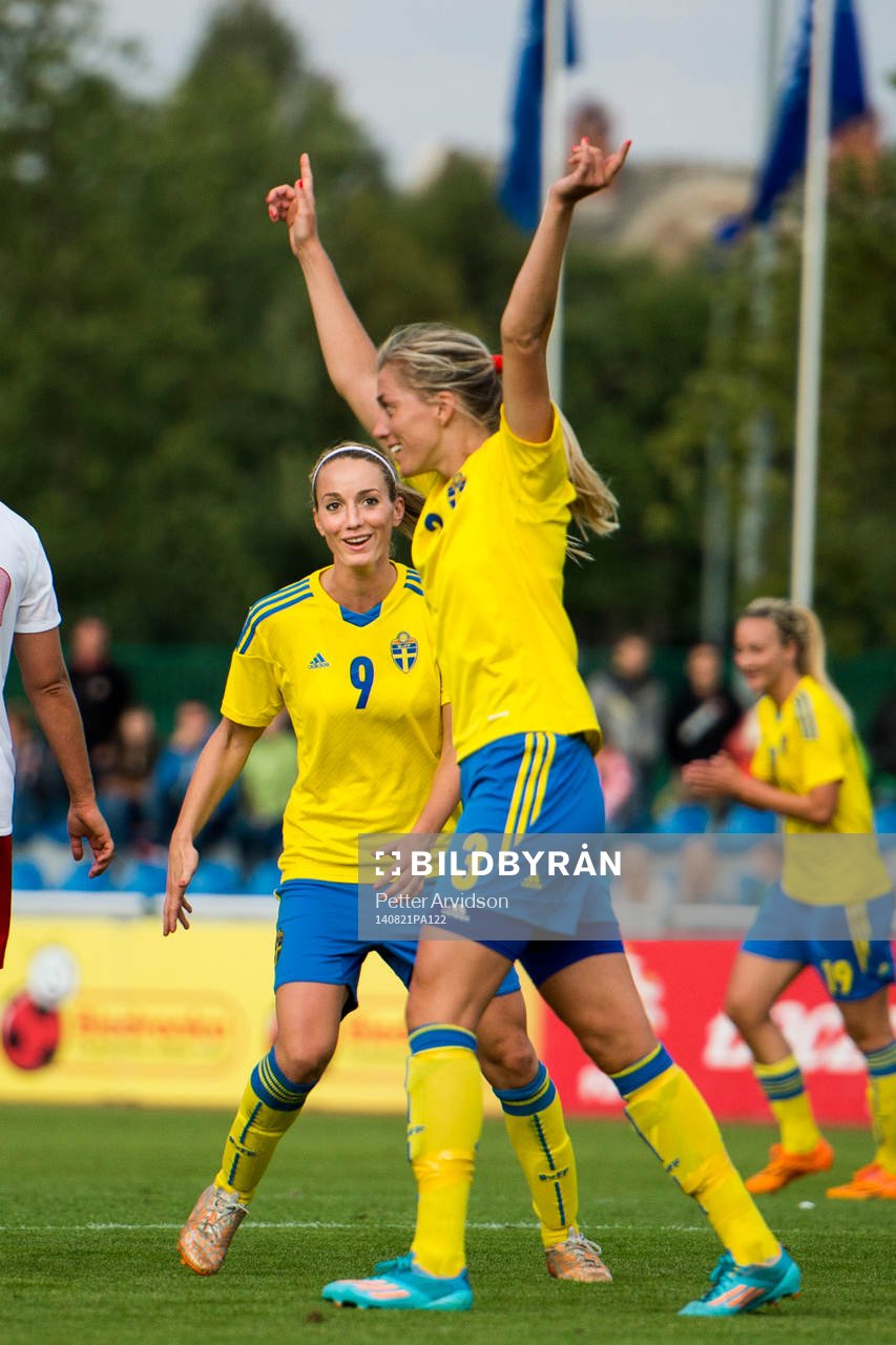 Sveriges Kosovare Asllani tittar på när Linda Sembrant