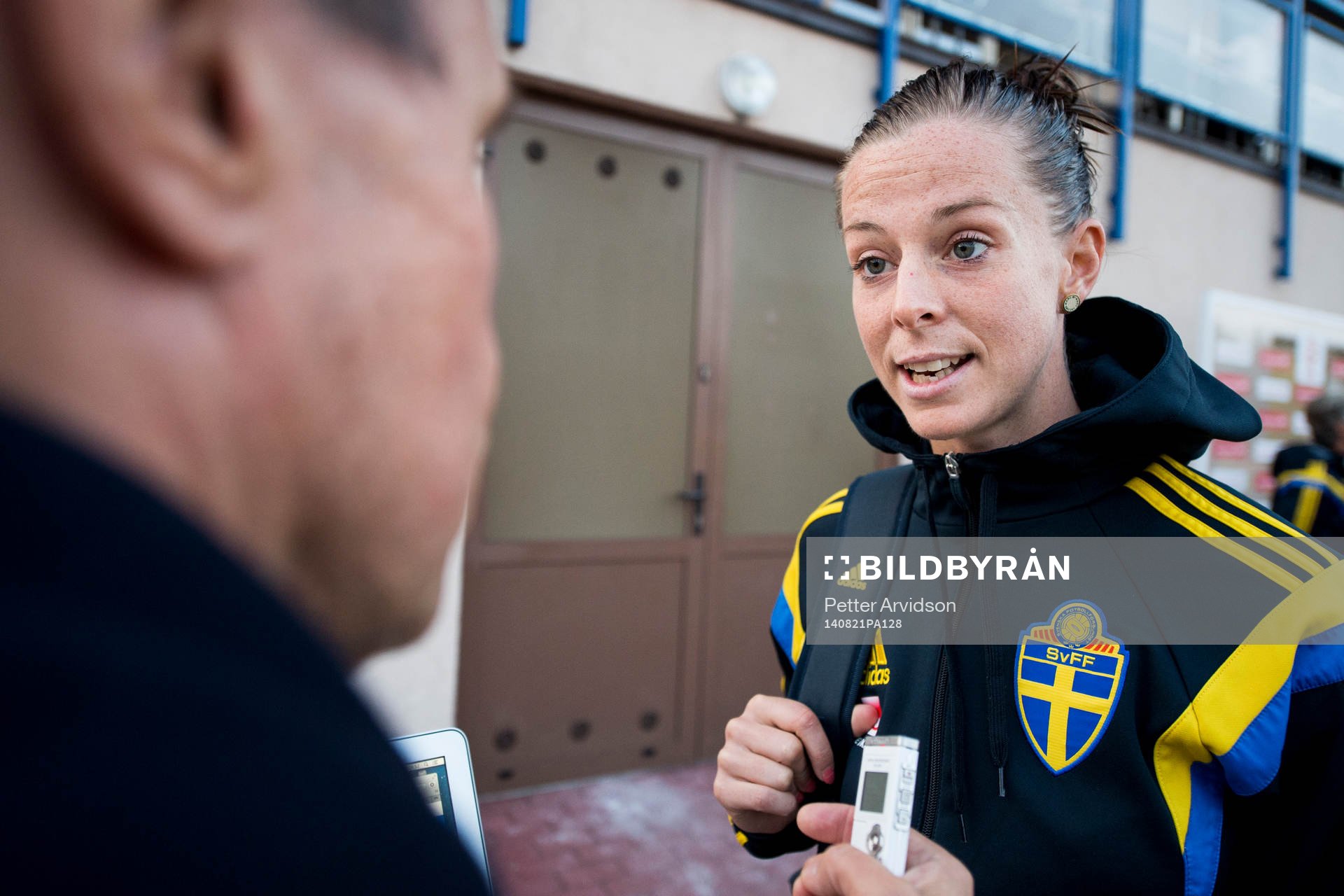 Sveriges Lotta Schelin svarar på frågor från Expressens