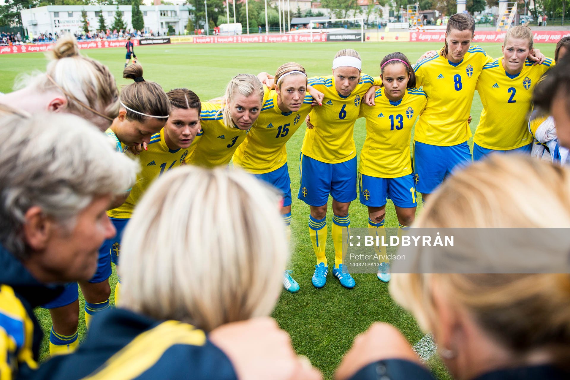 Sveriges spelare samlas i en ring