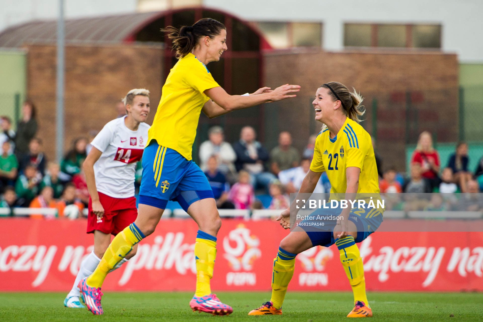 Sveriges Lotta Schelin jublar mot Olivia Schough