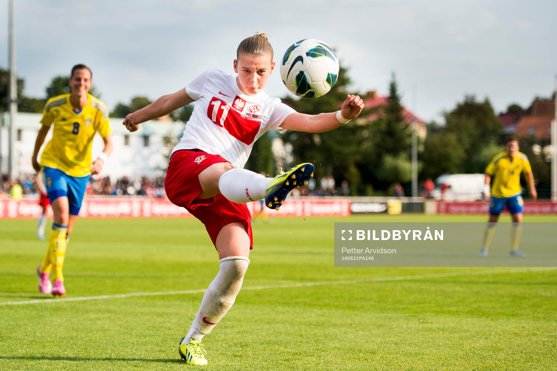 Polens Gabriela Grzywinska rensar undan bollen