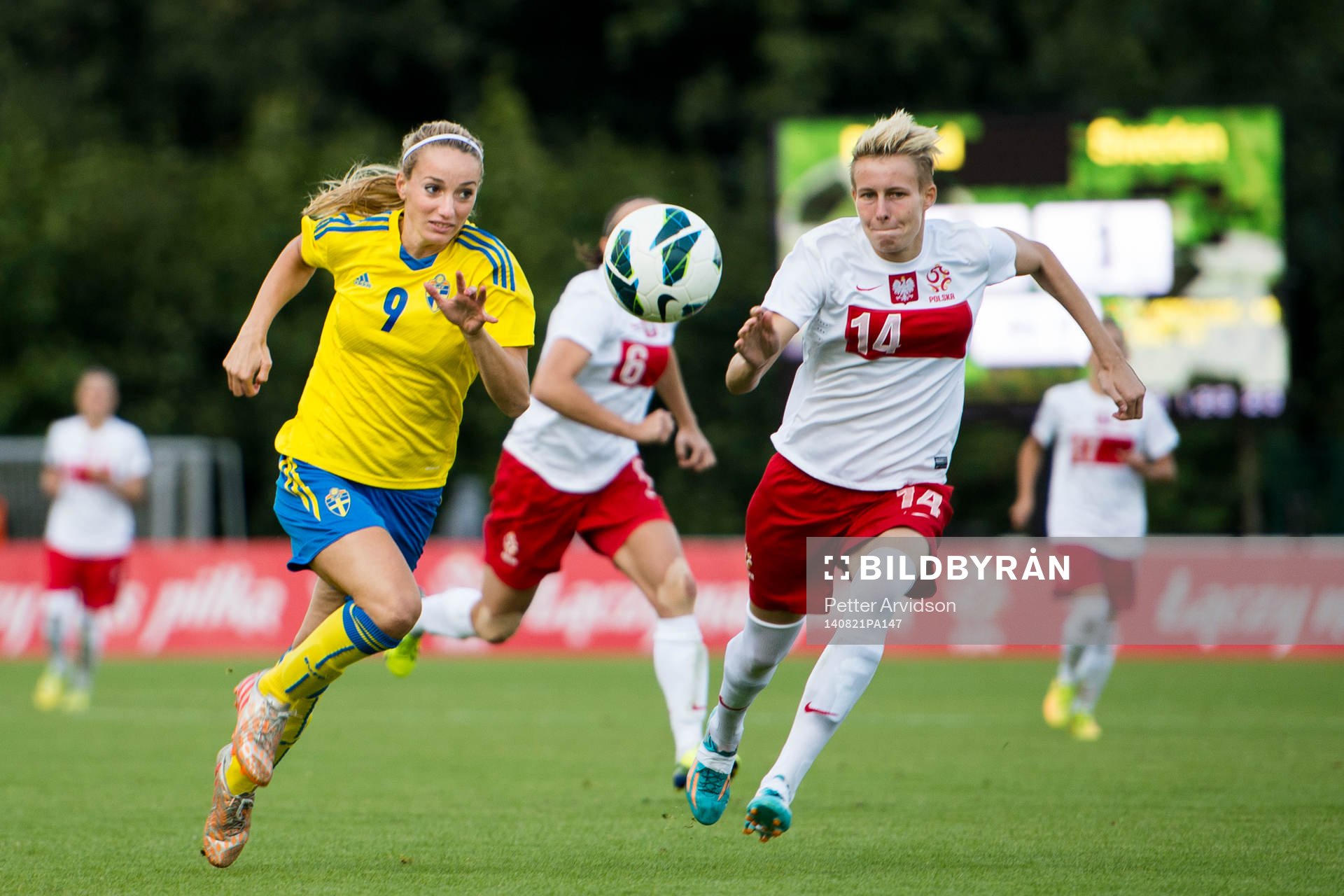 Sveriges Kosovare Asllani i kamp om bollen med Polens