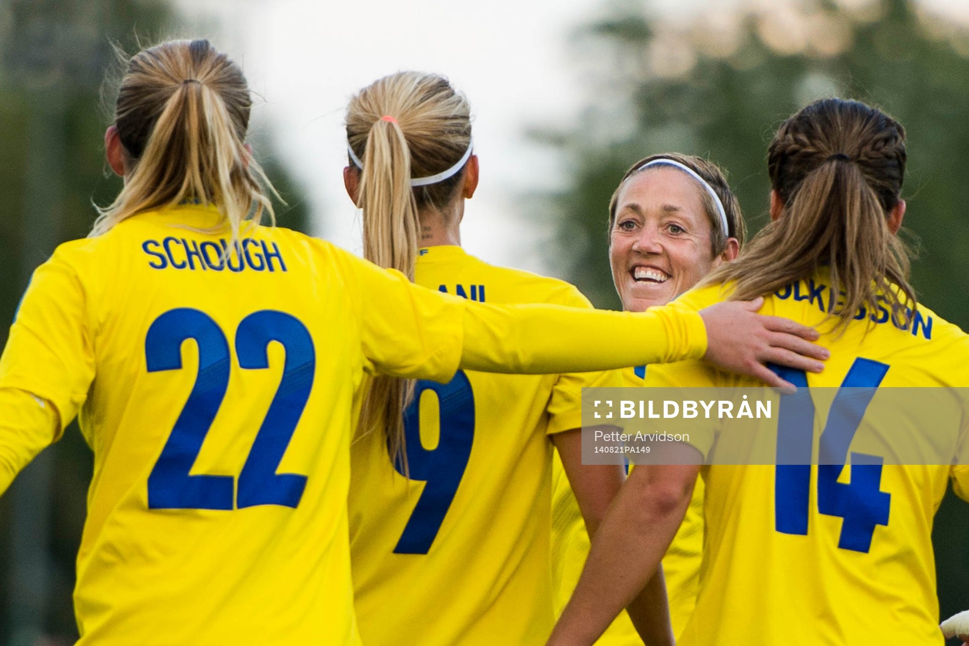 Sveriges Therese Sjögran är glad när Kosovare Asllani