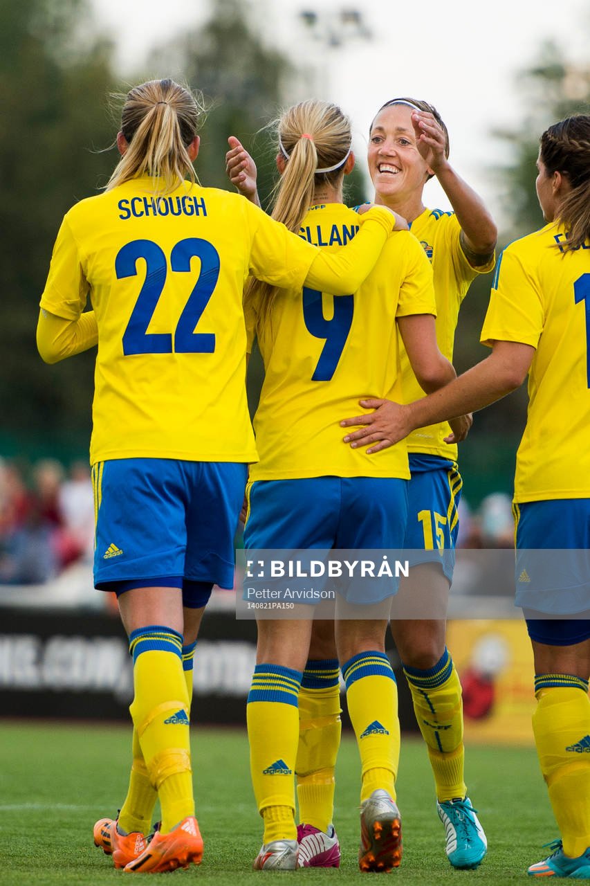 Sveriges Therese Sjögran är glad när Kosovare Asllani