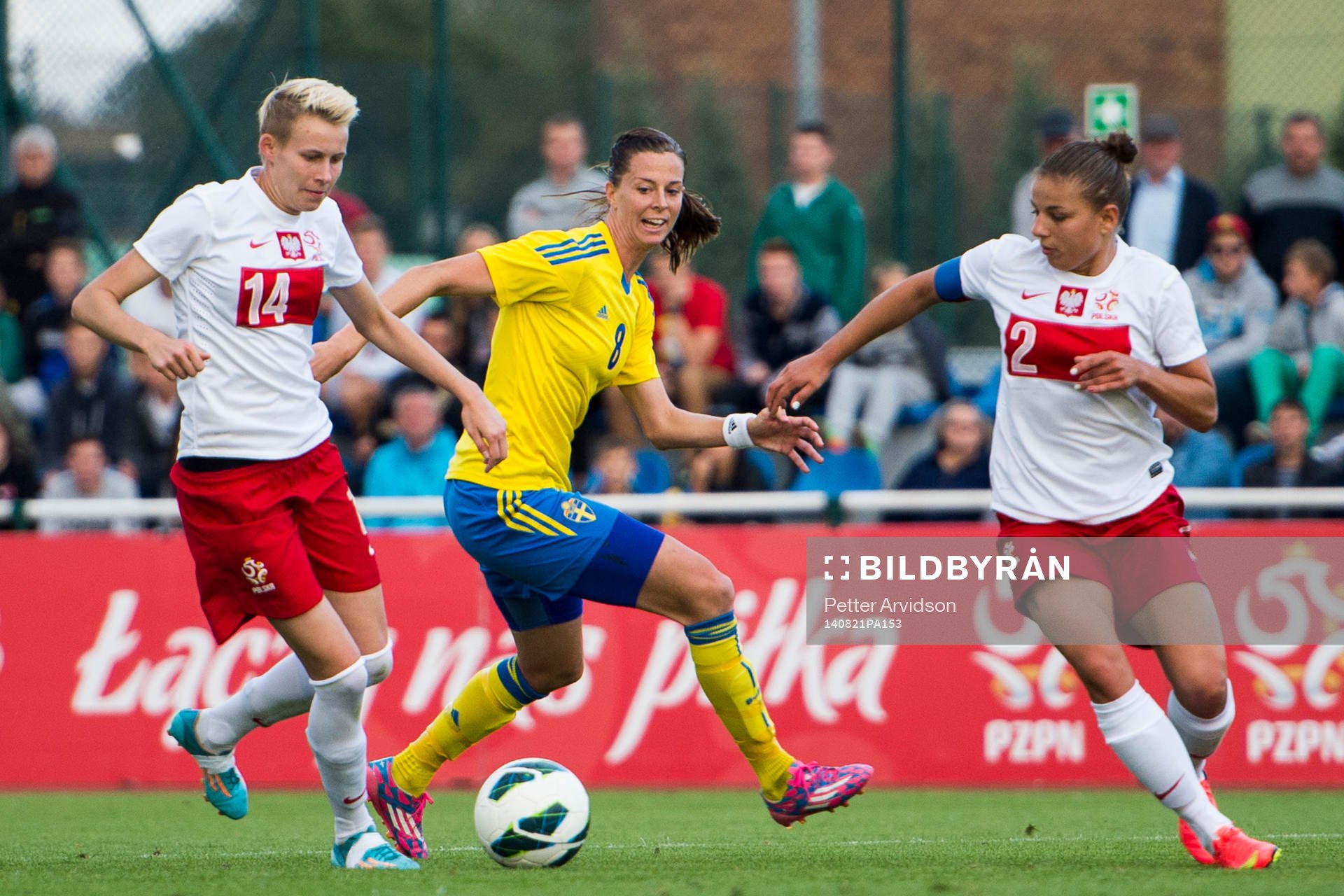 Sveriges Lotta Schelin mellan Polens Jolanta Siwinska och