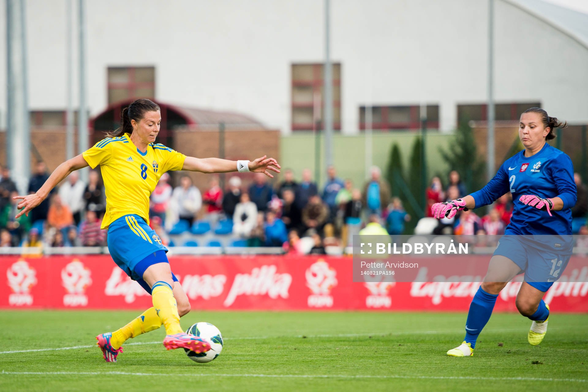 Sveriges Lotta Schelin gör 0-3 bakom Polens målvakt Anna