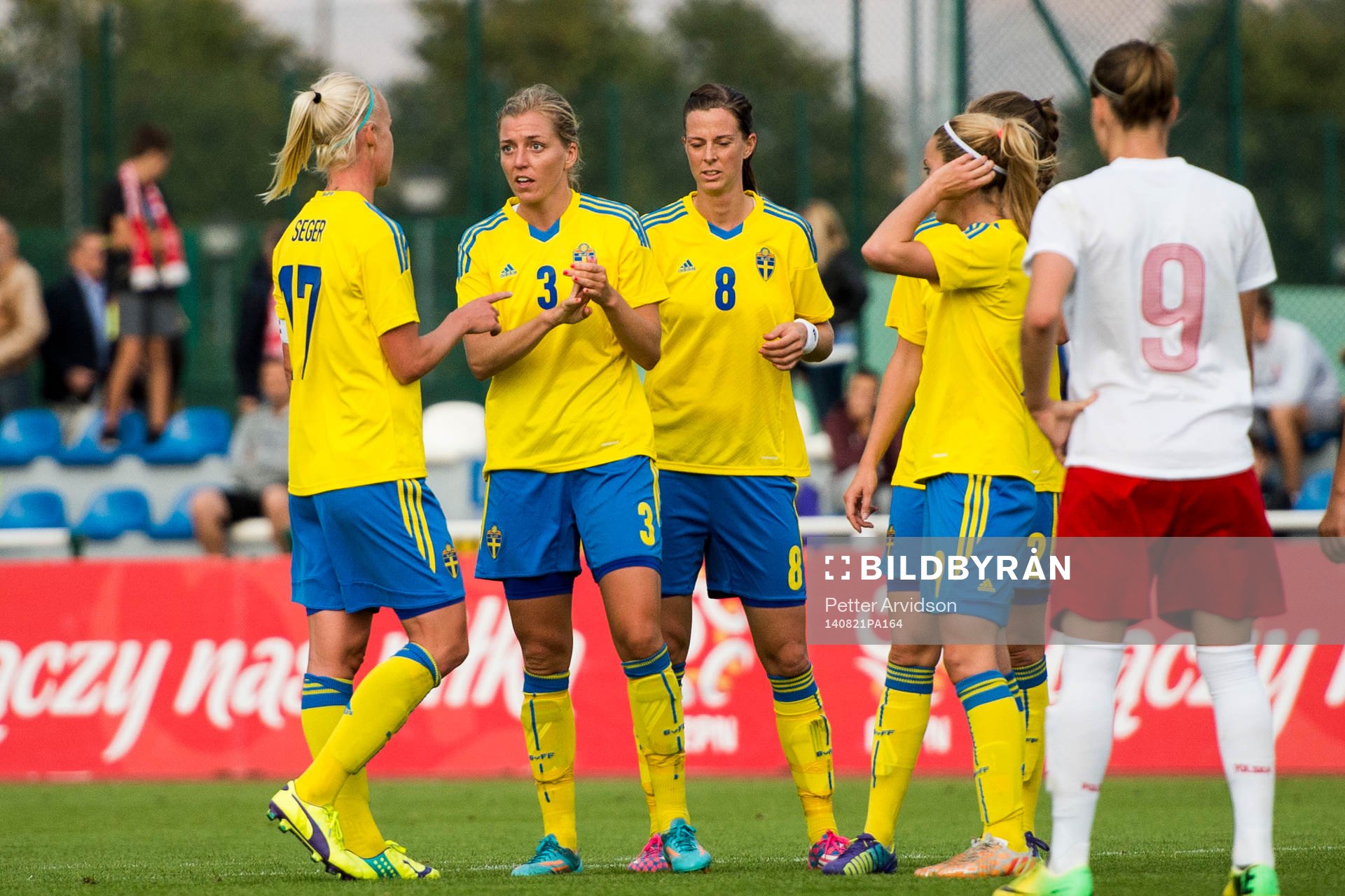 Sveriges Caroline Seger pratar med Linda Sembrant under fotbollsmatchen i VM-kvalet mellan Polen och Sverige den 21 augusti 2014 i Starogard Gdansk.