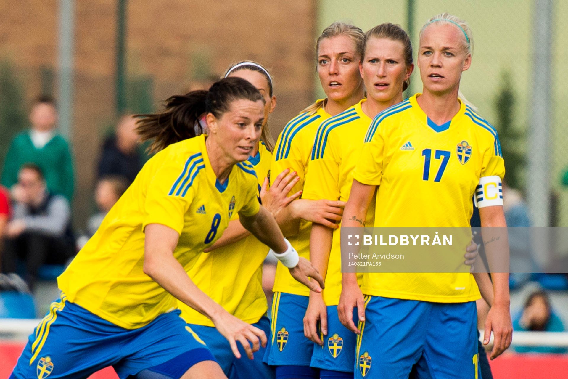 Sveriges med en inövad variant på en hörna som leder till 0-4, Sveriges Kosovare Asllani, Linda Sembrant, Emma Berglund och Caroline Seger står på rad när Lotta Schelin gör en löpning som ställer försvaret och Linda Sembrant kan nicka in 0-4 under fotbollsmatchen i VM-kvalet mellan Polen och Sverige den 21 augusti 2014 i Starogard Gdansk.