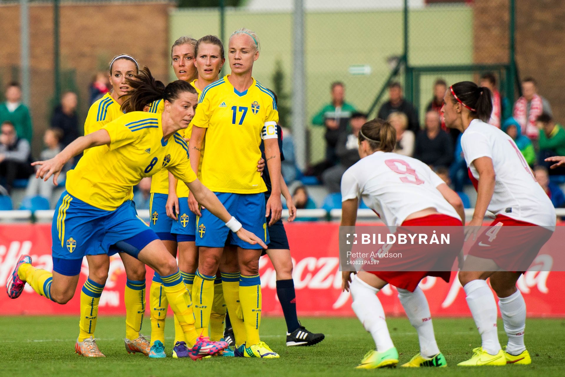 Sveriges med en inövad variant på en hörna som leder till 0-4, Sveriges Kosovare Asllani, Linda Sembrant, Emma Berglund och Caroline Seger står på rad när Lotta Schelin gör en löpning som ställer försvaret och Linda Sembrant kan nicka in 0-4 under fotbollsmatchen i VM-kvalet mellan Polen och Sverige den 21 augusti 2014 i Starogard Gdansk.