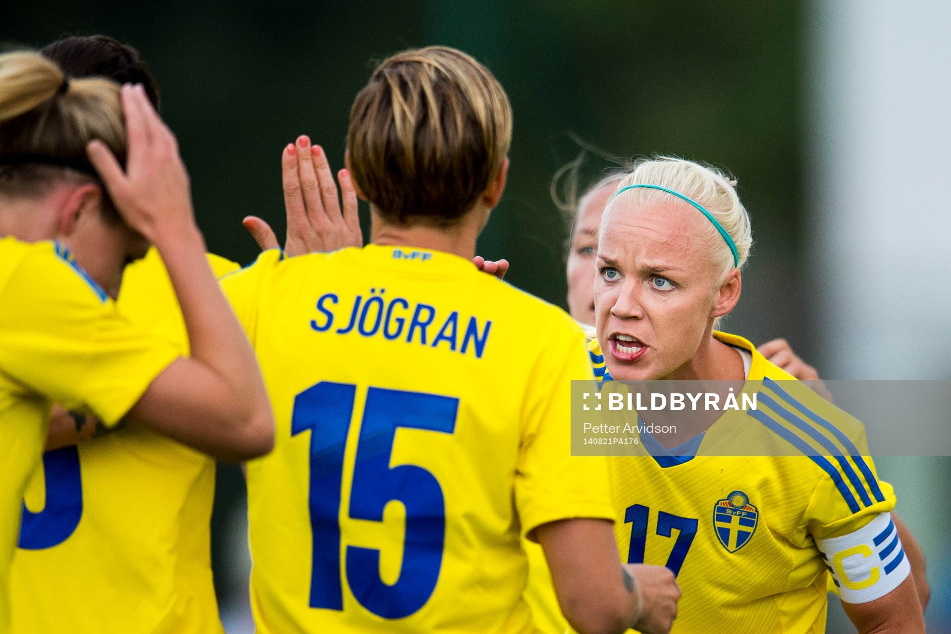 Sveriges Caroline Seger peppar sina lagkamrater