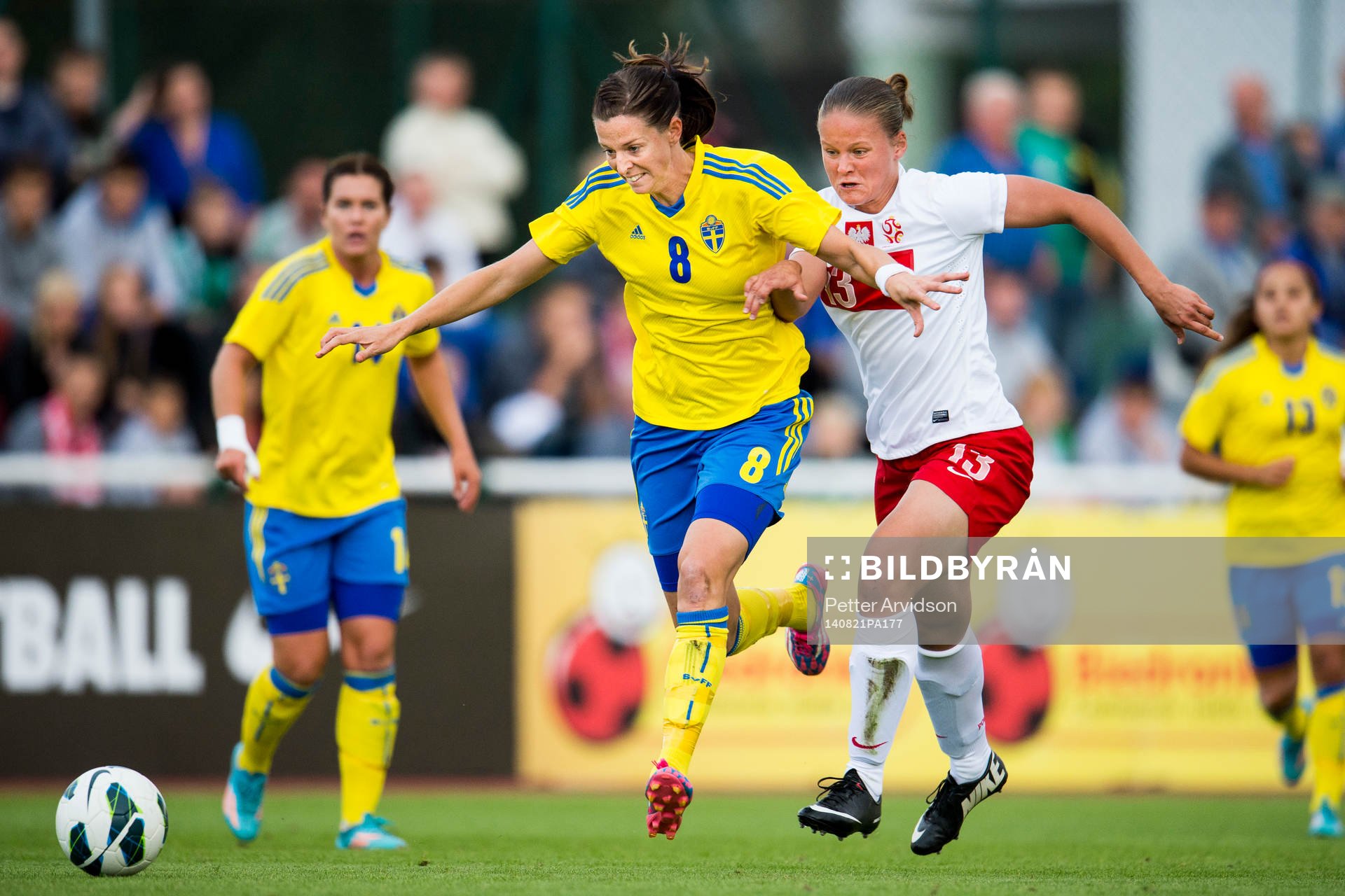Sveriges Lotta Schelin tar sig förbi Polens Patrycja