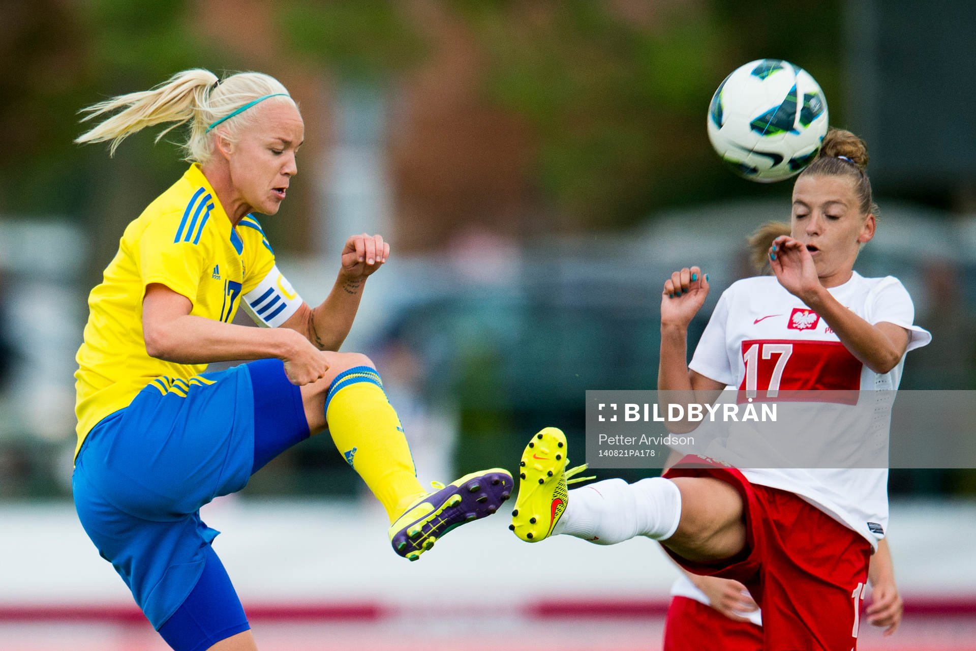 Sveriges Caroline Seger och Polens Natalia Pakulska