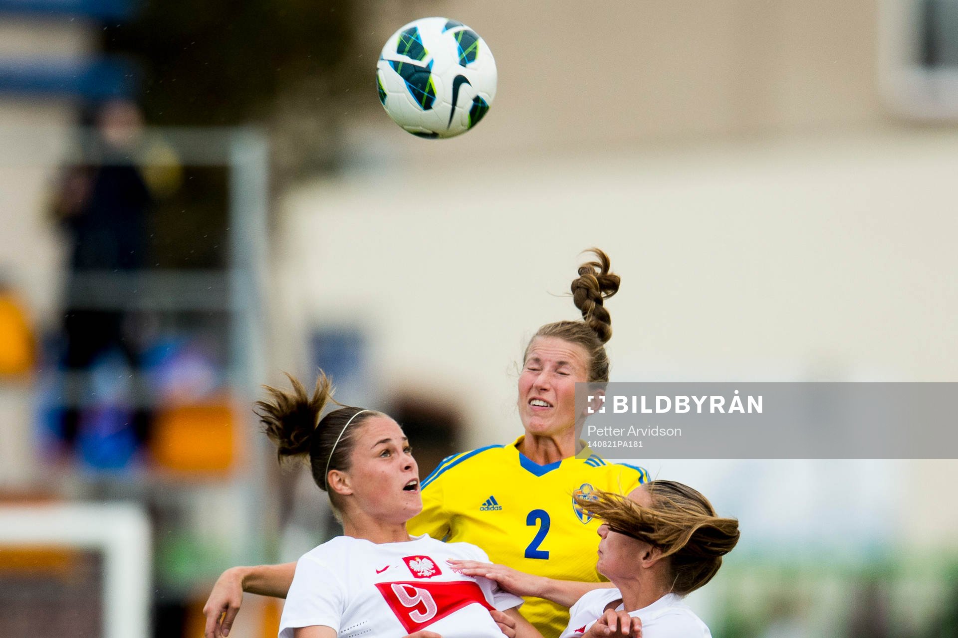 Sveriges Emma Berglund nickar bollen mellan Polens Ewa Pajor och Weronika Aszkielowicz under fotbollsmatchen i VM-kvalet mellan Polen och Sverige den 21 augusti 2014 i Starogard Gdansk.