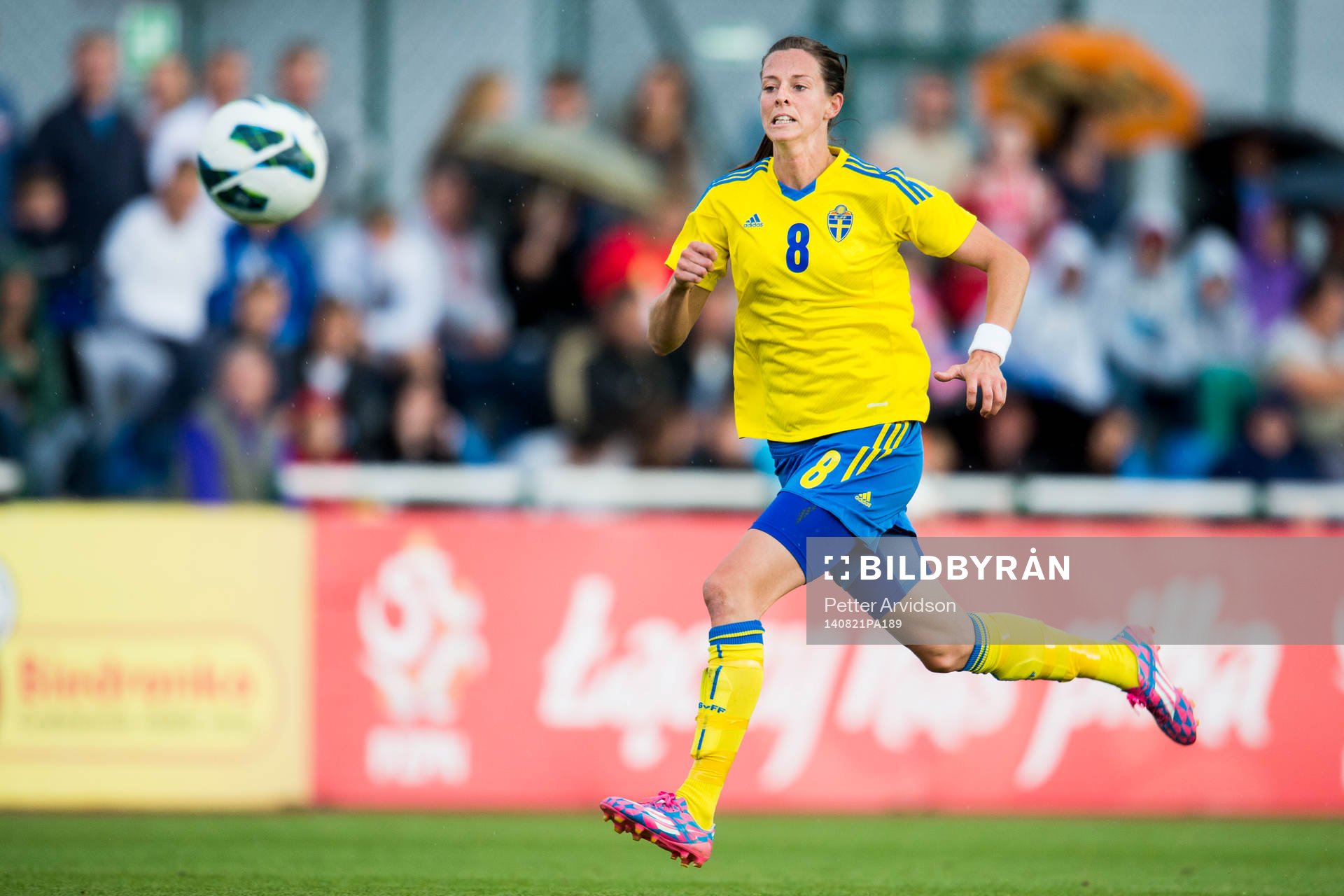 Sveriges Lotta Schelin jagar en boll