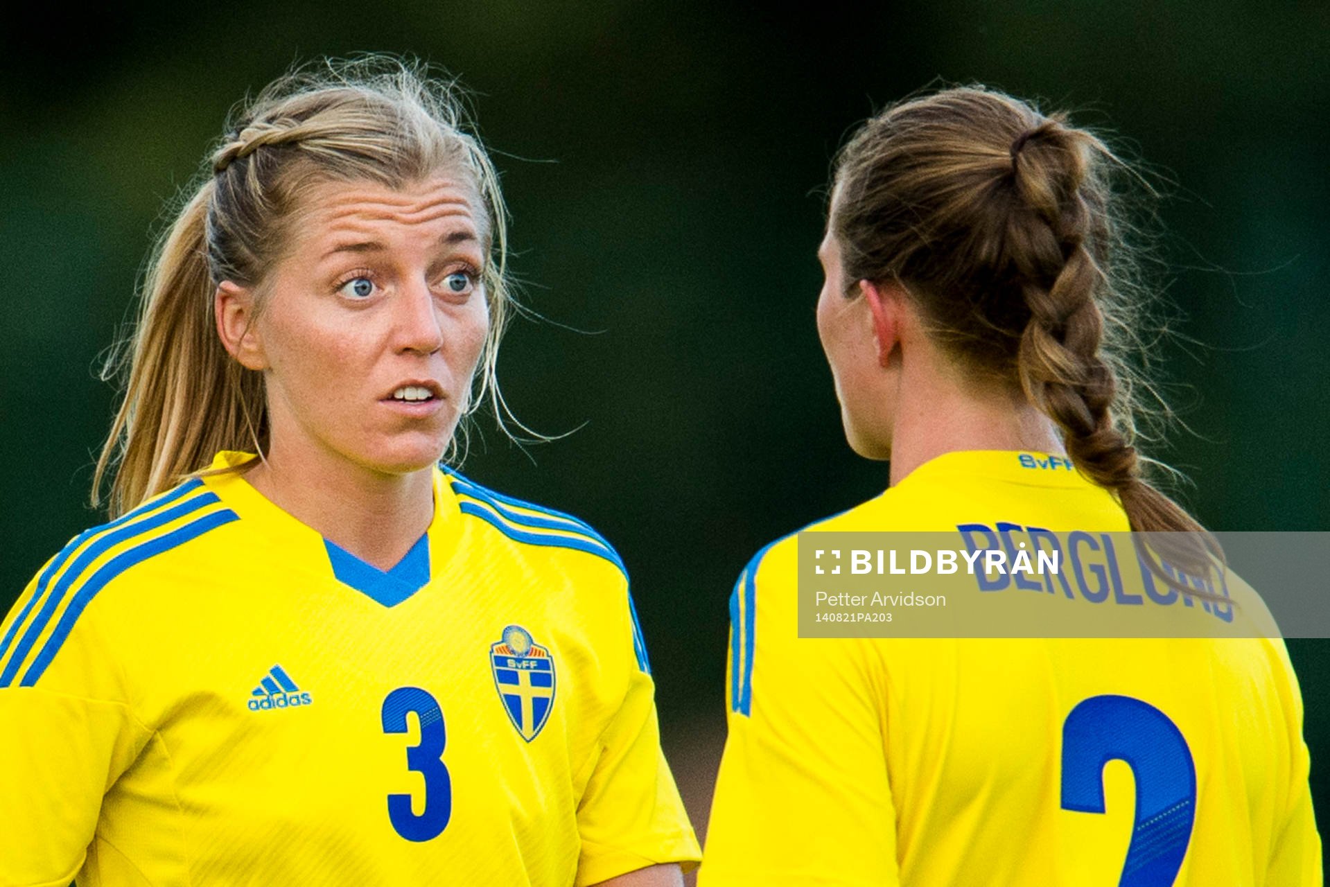 Sveriges Linda Sembrant pratar med Emma Berglund